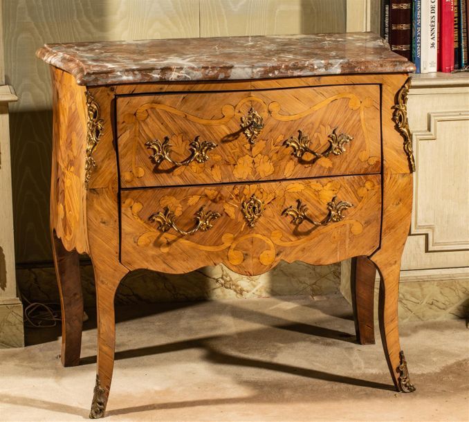 Null Commode de forme chantournée à décor marqueté de branchages dans un cartouc&hellip;