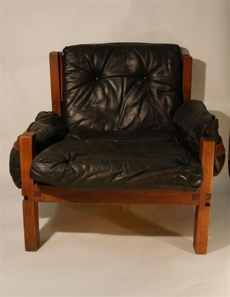 Null CHAPO Pierre (1927 - 1987)
Fauteuil confort cuir bâti en bois 
Modèle S15
P&hellip;