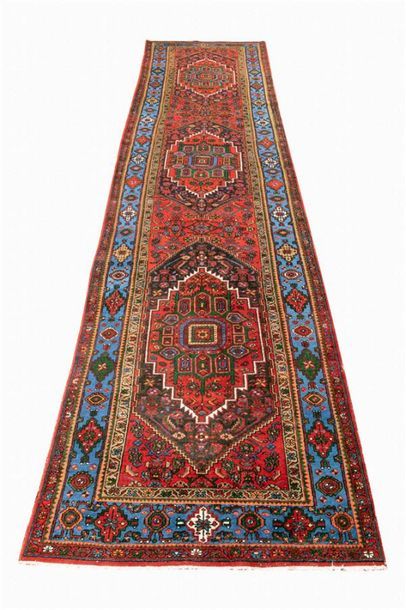 Null Tapis galerie Persane moderne région d'Hamadan
Champ constitué de trois méd&hellip;