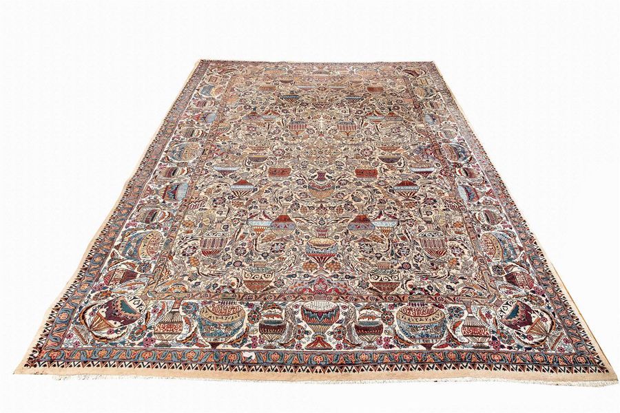 Null Tapis persan Khasmar moderne 
Champet bordure à décor de vases fleuris sur &hellip;