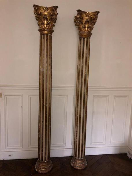 Null Paire de colonnes à chapiteaux corinthiens en bois sculpté, redoré sur fond&hellip;