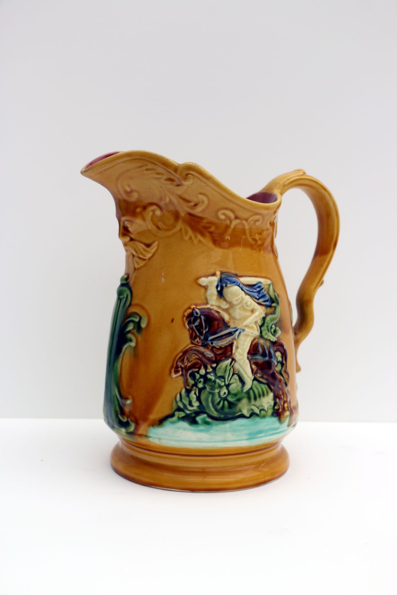 Null High pitcher with handle in barbotine, with an archer and a rider. H 25 cm