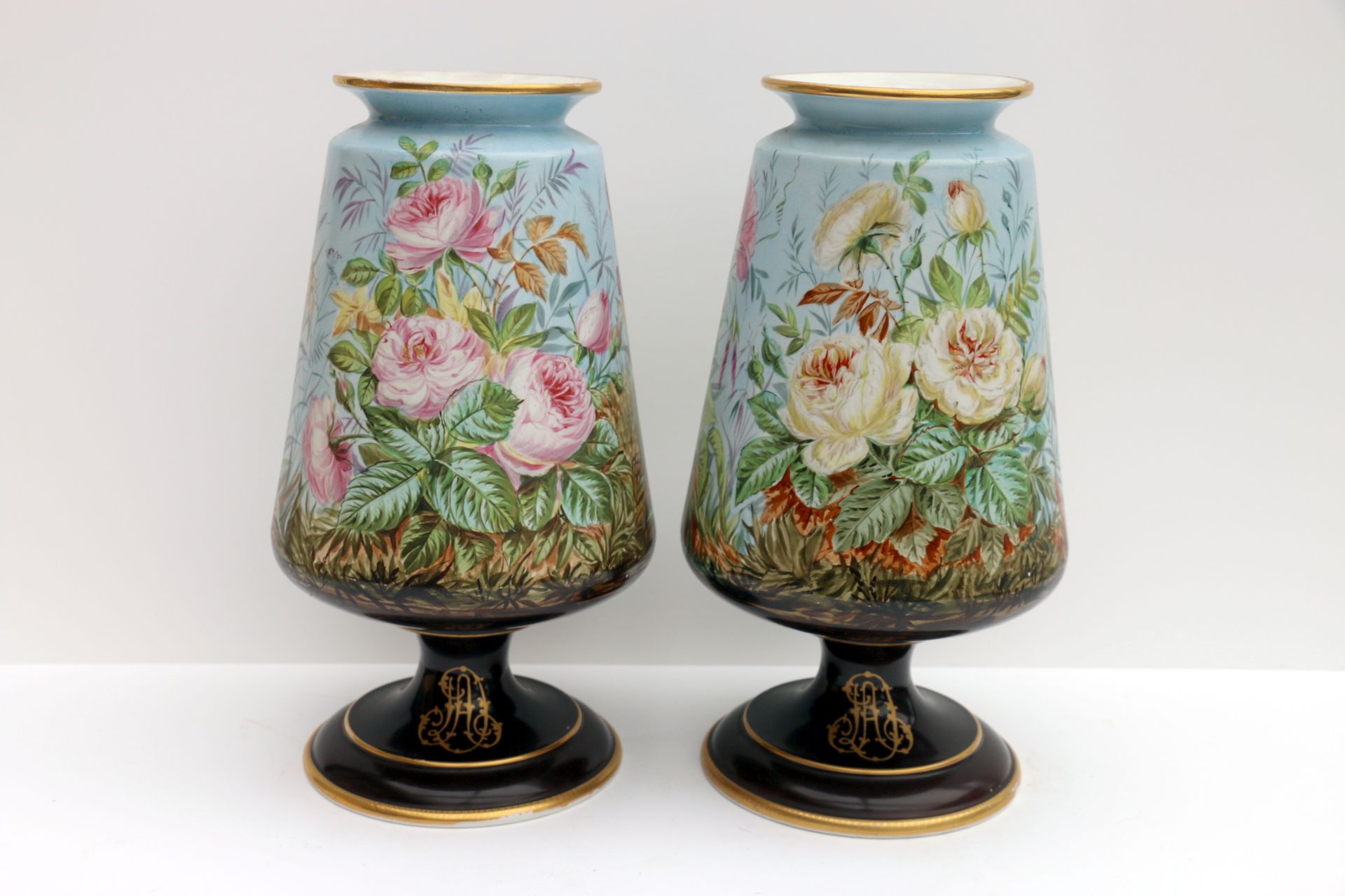 Null CM. B ET COMPAGNIE Paar Vasen auf Fuß mit floralem Dekor. Monogrammiert auf&hellip;