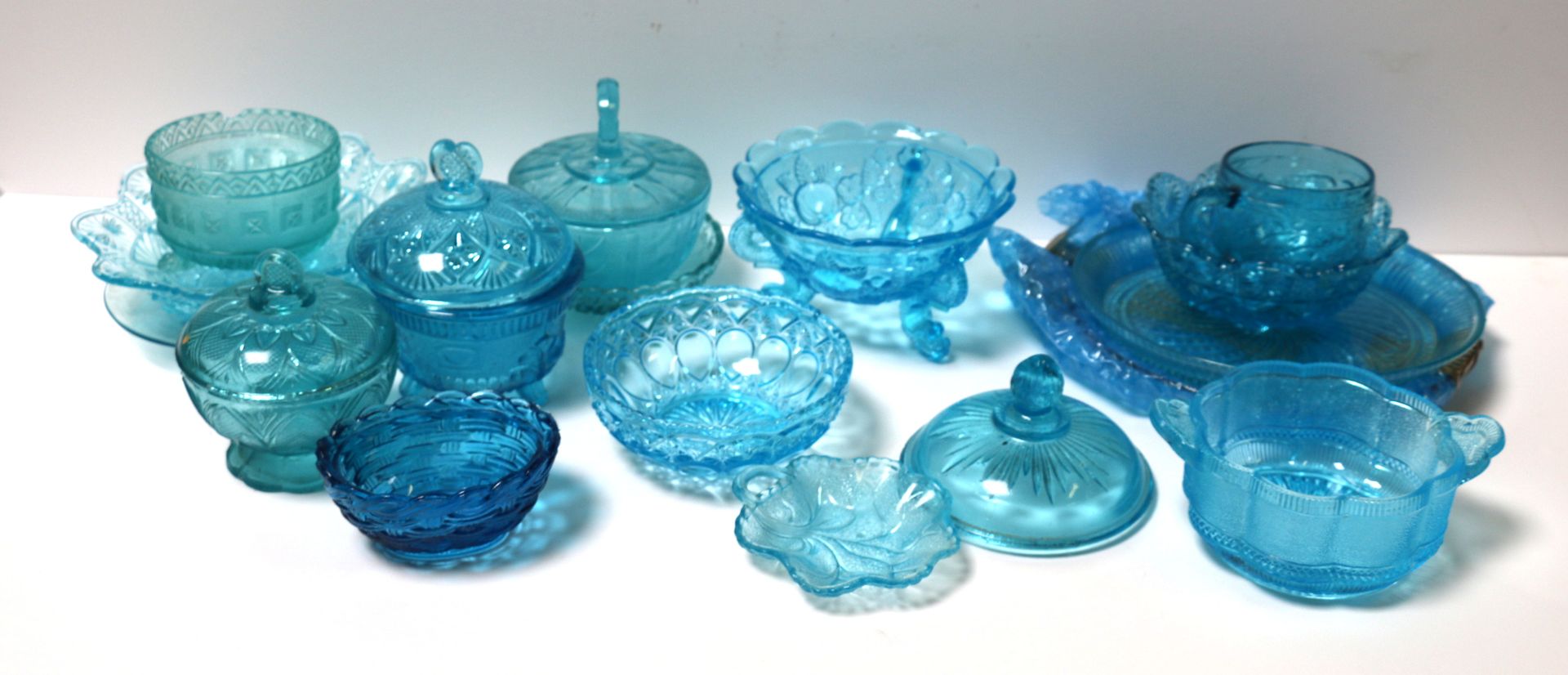 Null Portieux: 一批大约15件蓝色压制的模制玻璃形状或platerie