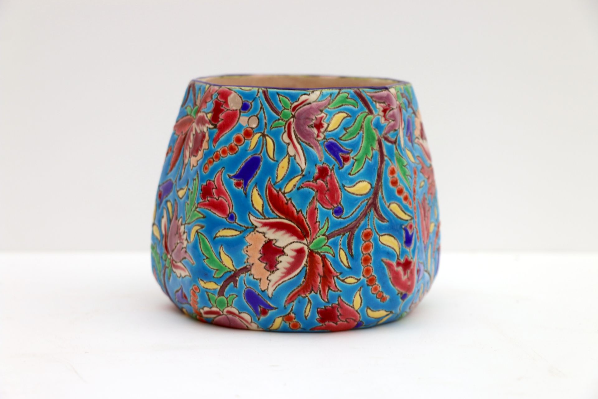 Null Longwy "Vase mit geschnittenen Seiten, mit polychromem Blumendekor. H 10 cm