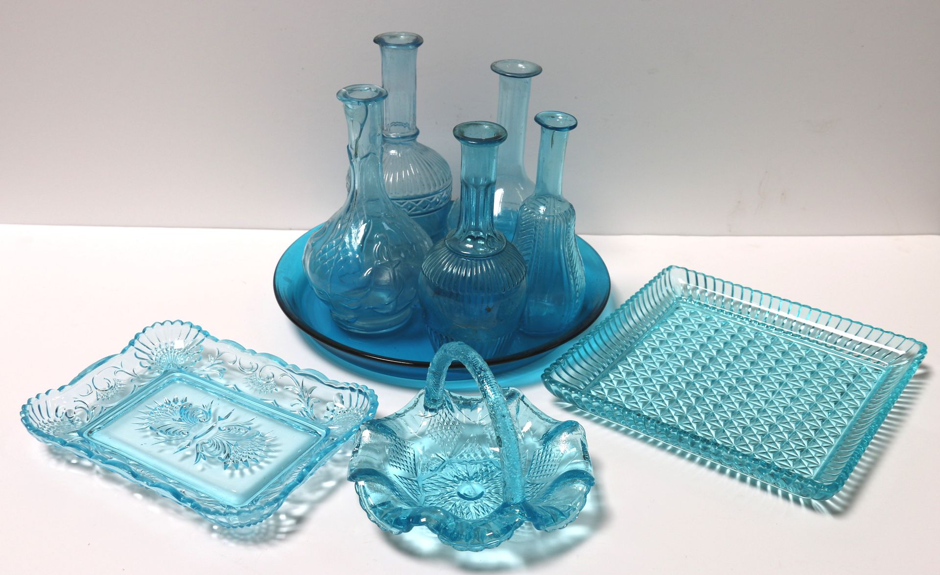 Null Portieux : Set aus Tabletts und Karaffen aus blauem gepresstem Pressglas