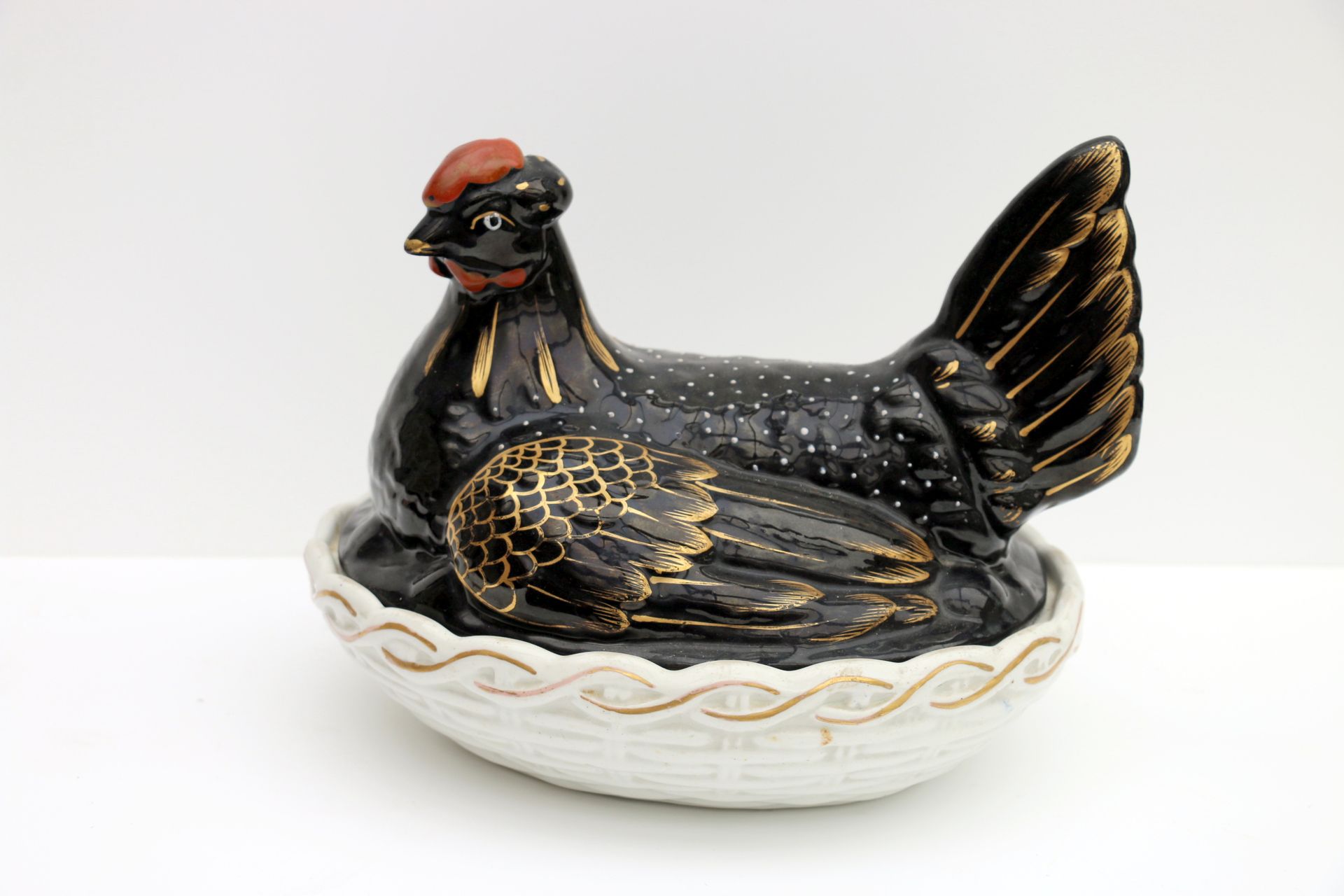 Null Terrine in the shape of a hen, on its nest. H 20 x 25 cm