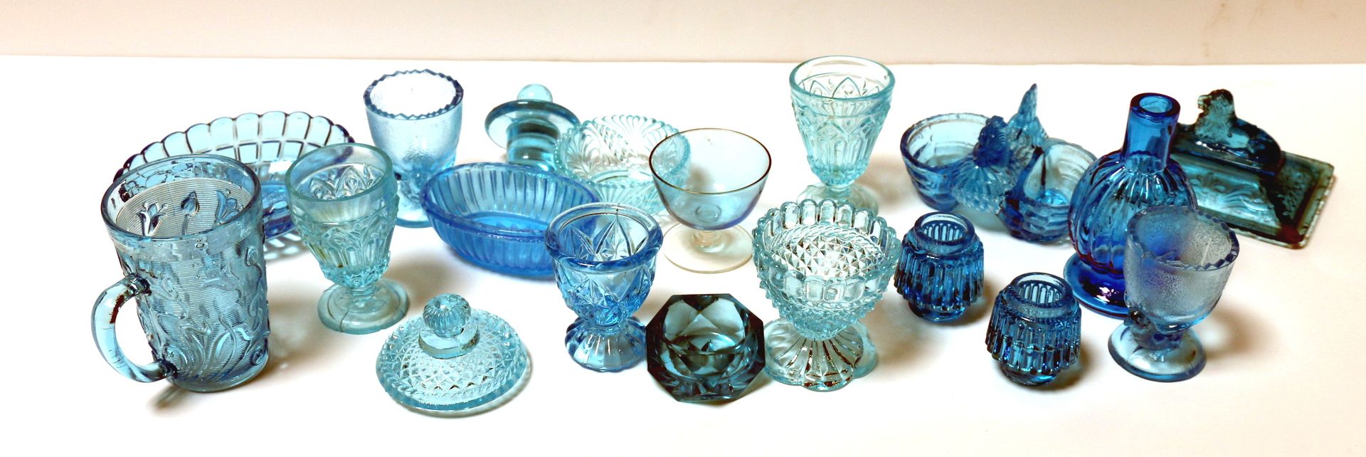 Null Portieux: lote de una veintena de piezas de formas de vidrio prensado azul