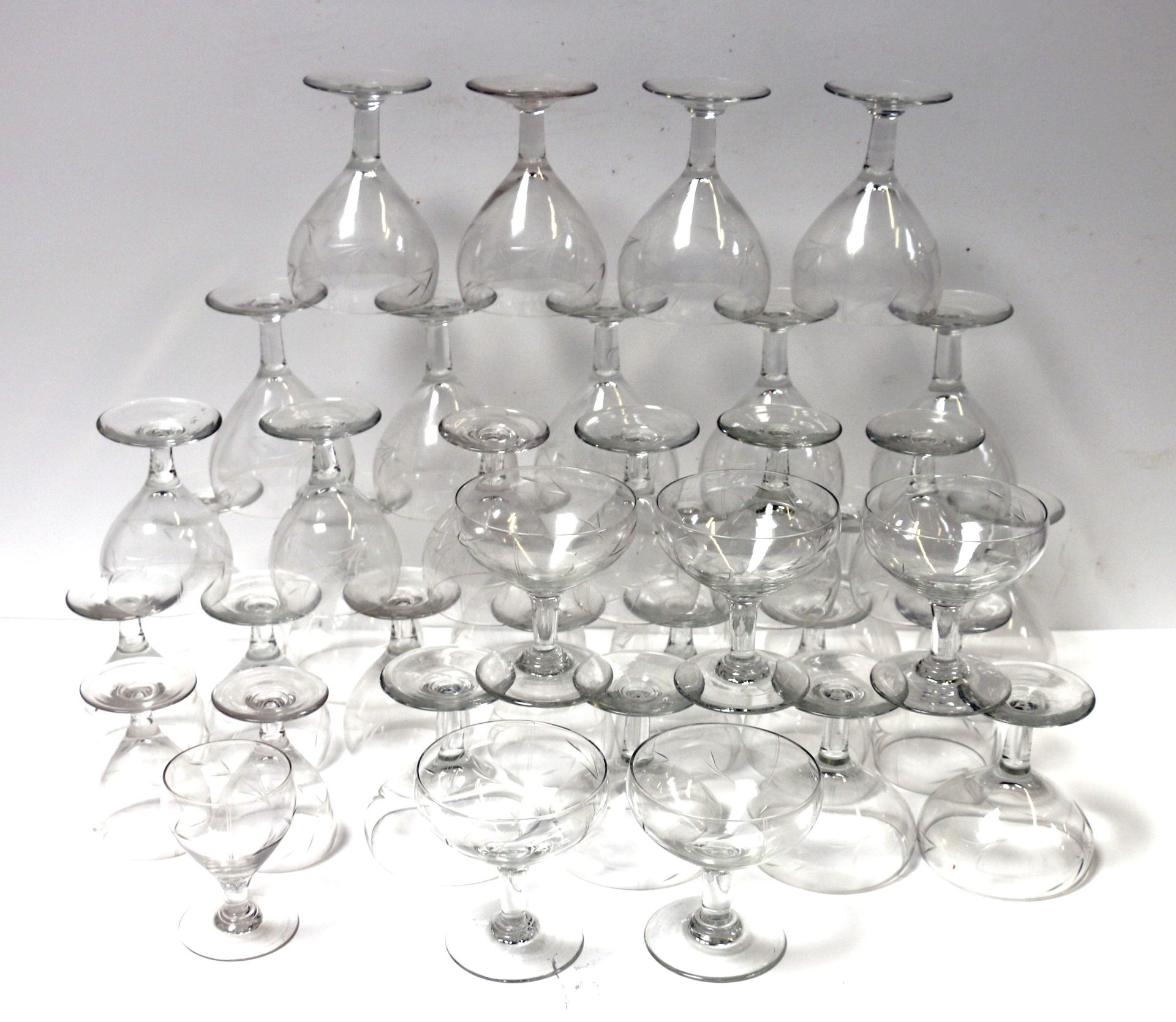 Null Gläserset (37 Gläser): 15 Wassergläser, 13 (+3) Weingläser, 9 Kelche