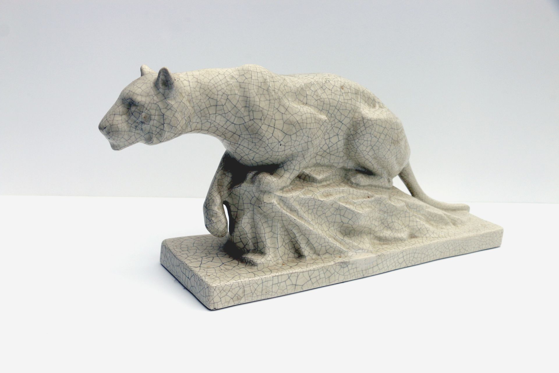 Null "Lioness on a rock", cracked. H 19 x 40 cm