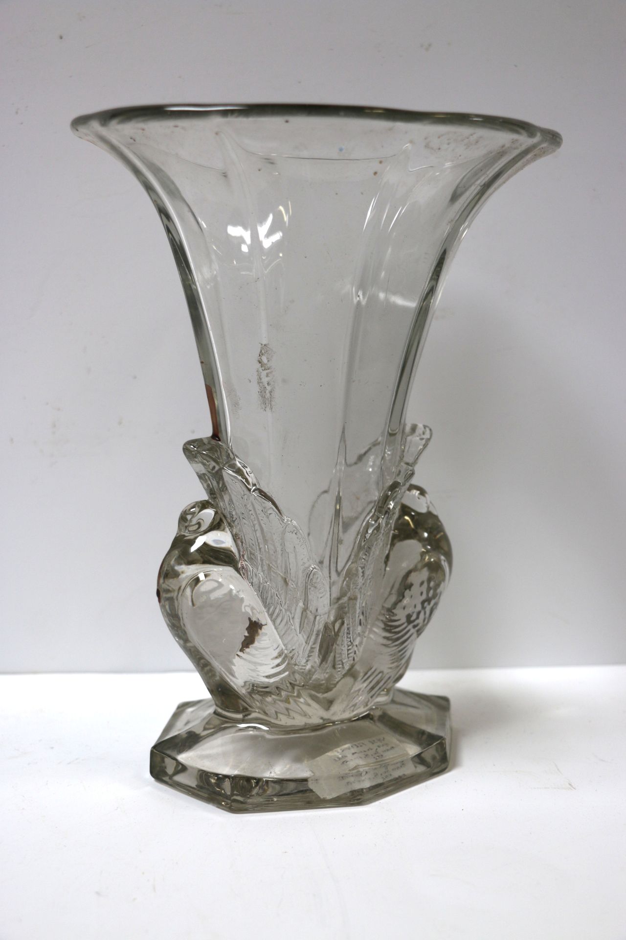 Null Vaso in vetro stampato con motivi di colombe. Circa 1920. H 25 cm