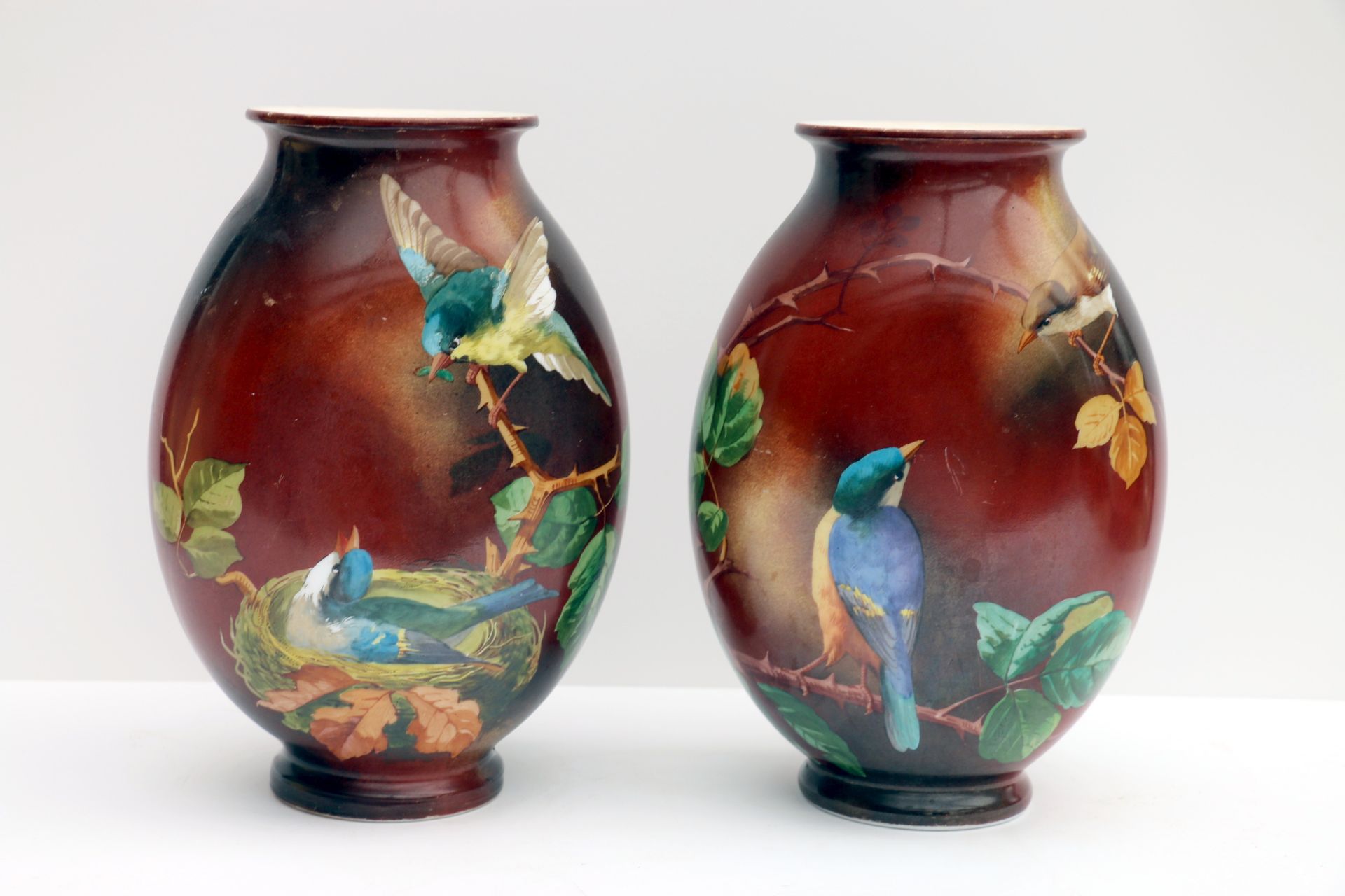 Null 一对扁平的花瓶，有鸟的装饰。高27厘米