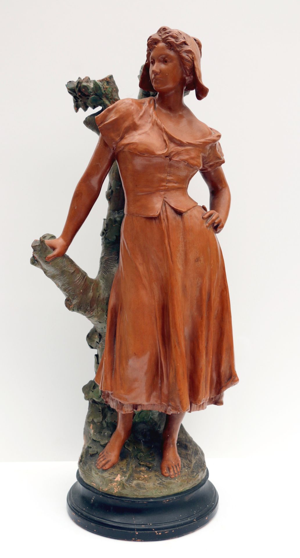 Null 卢卡。MADRASSI.巴黎。(1842-1919)《靠在树干上的女人》。签名。高69厘米