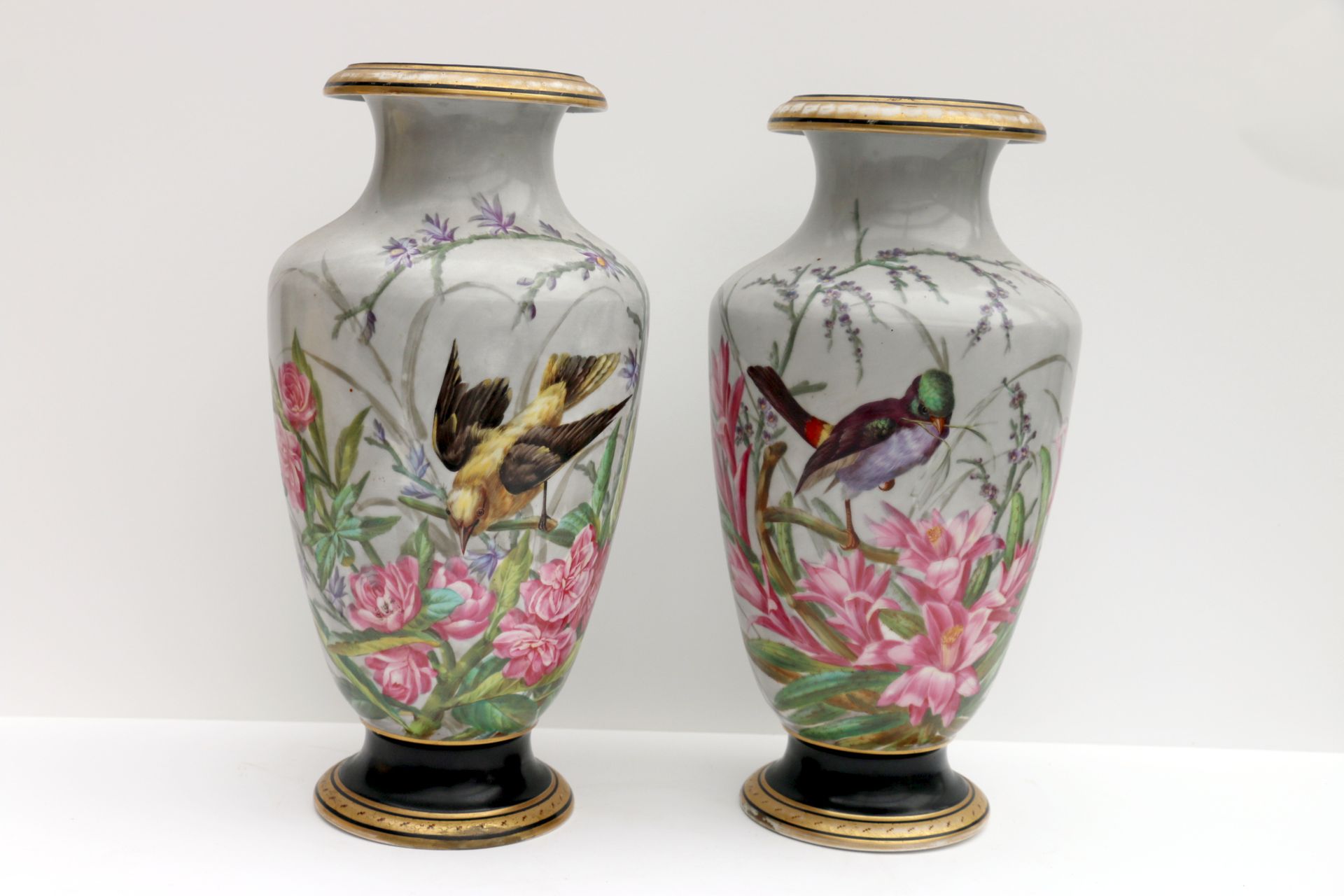 Null Paar Vasen, dekoriert mit Blumen und Vögeln. H 41 cm