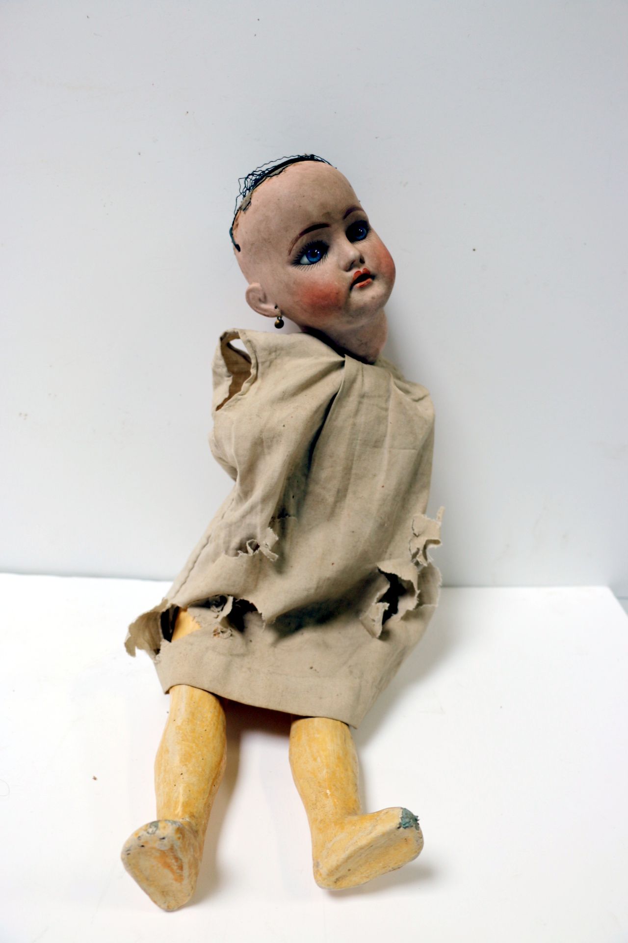 Null 娃娃有煮熟的纸板头，活动的眼睛，铰接的身体：标记为Parie。T 12 H 66 cm (accieent in the forehead) and &hellip;