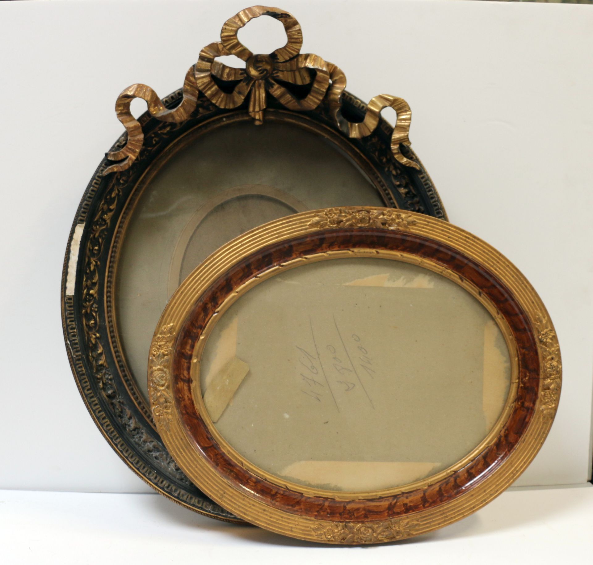 Null Carved wood oval frame with knotted ribbon + oval frame with roses decorati&hellip;