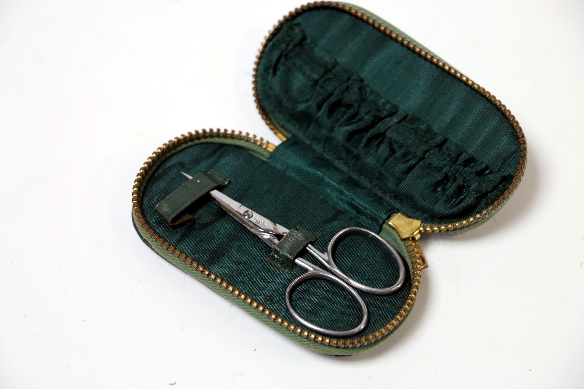 Null NOGENT。一对刺绣剪刀（长7.5厘米），装在一个带口袋的小皮箱里