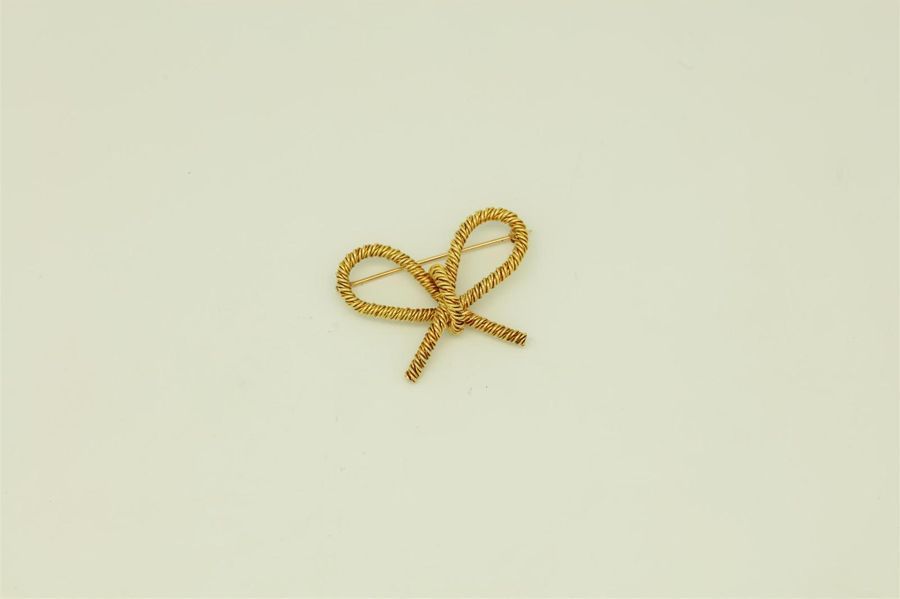 TIFFANY TIFFANY
Broche noeud en or jaune
Poids : 9,6 g.