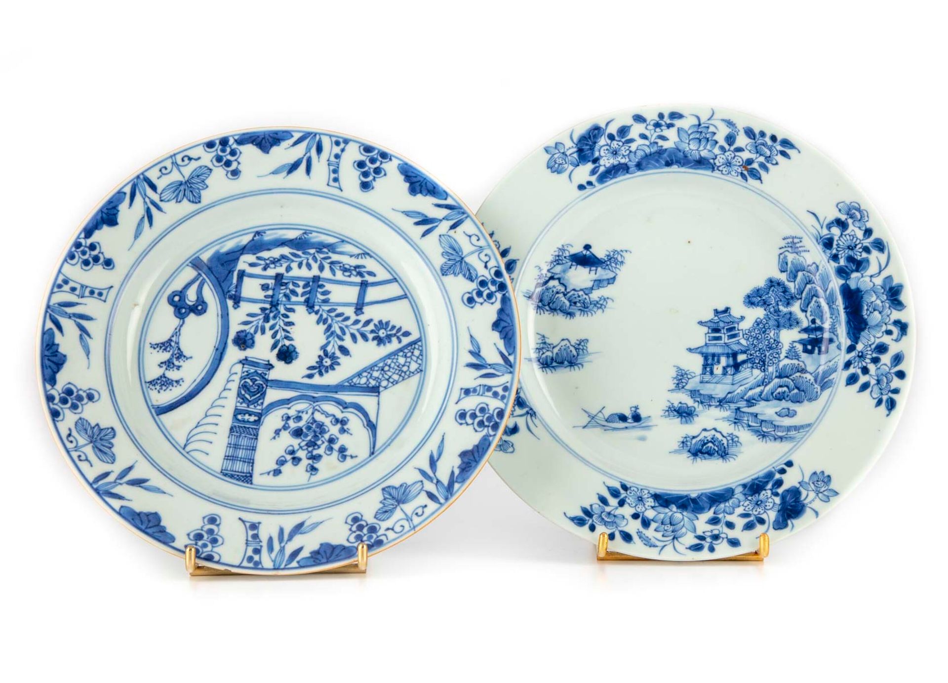 CHINE 中国

两只蓝色单色装饰的湖泊风景瓷盘，上面有塔楼和露台上的花朵

18世纪，乾隆时期(1736-1795)

D.23厘米

一个盘子有裂纹和碎片