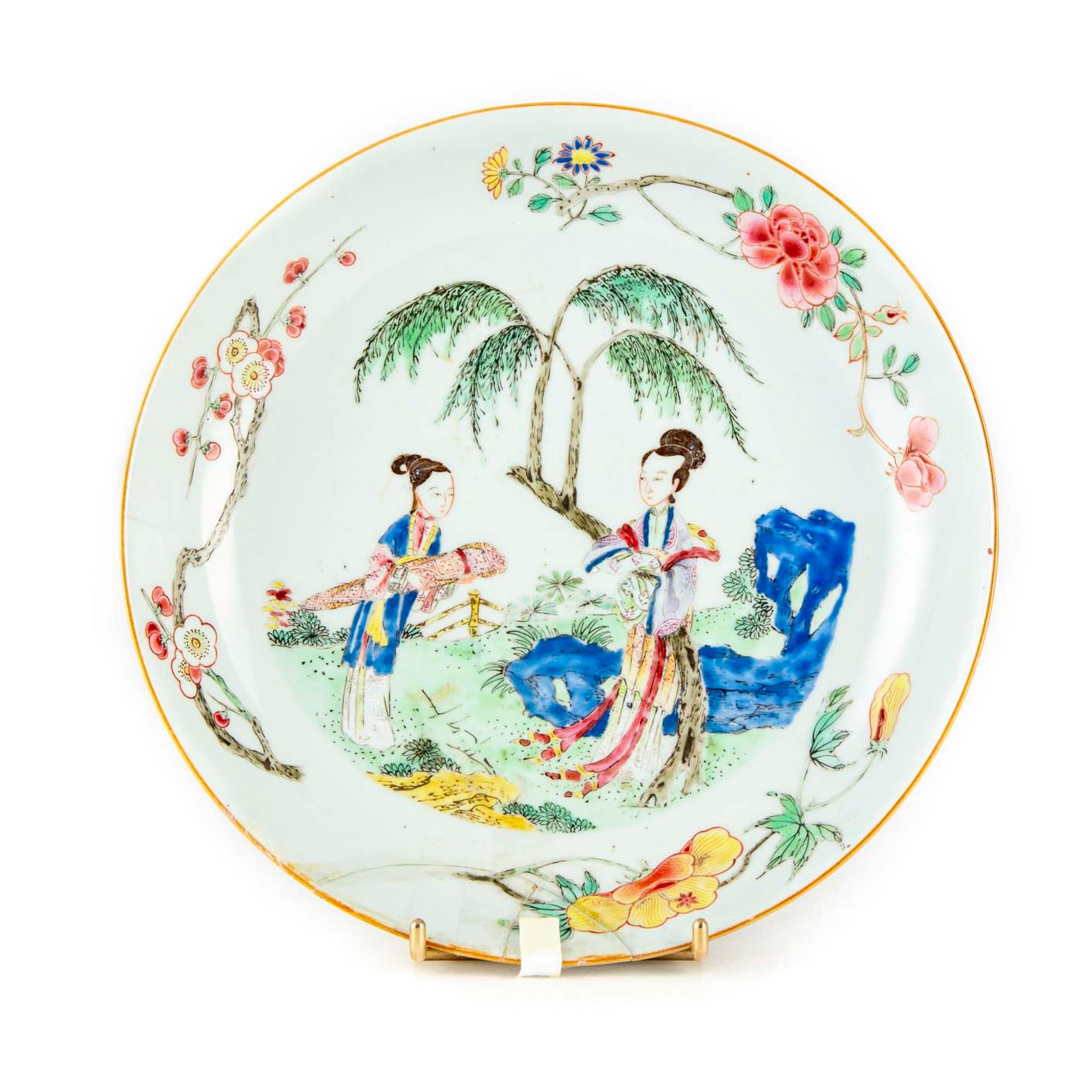 CHINE 中国

圆形瓷杯，多色装饰两个中国妇女在穿岩和柳树附近的风景中，边缘有花枝。

雍正时期(1723-1736)

D.24.5厘米

轮辋上的事故和&hellip;