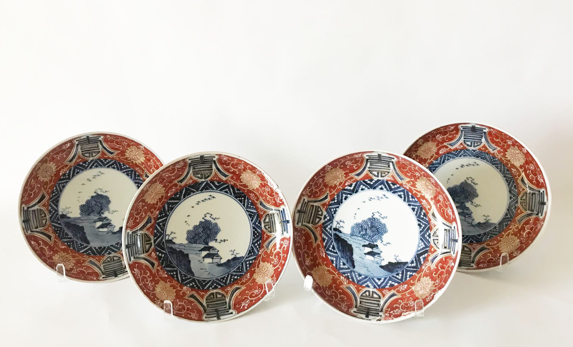 CHINE CHINE

Suite de quatre assiettes en porcelaine à décor de paysage et bordu&hellip;