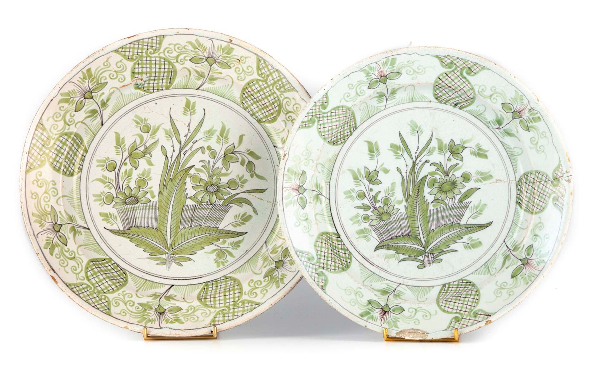DELFT 德尔福

两个圆形的陶器盘子，上面装饰着camaieux的花朵。18世纪

D.36和32厘米

破损和修复