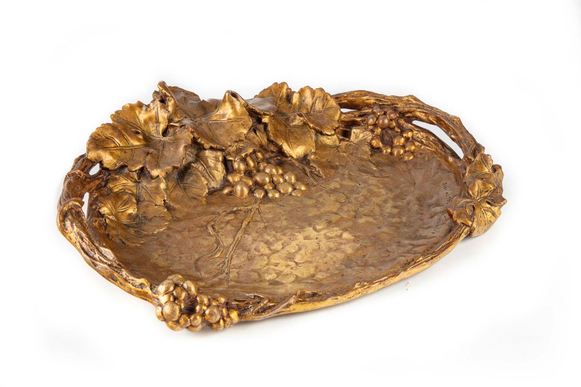 MARIONNET 阿尔伯特-马里昂纳(1852-1910)

鎏金青铜托盘，边框和把手模仿葡萄树的木头，美丽的藤叶和红石的装饰，锤击的底部

签署了A.马里昂&hellip;