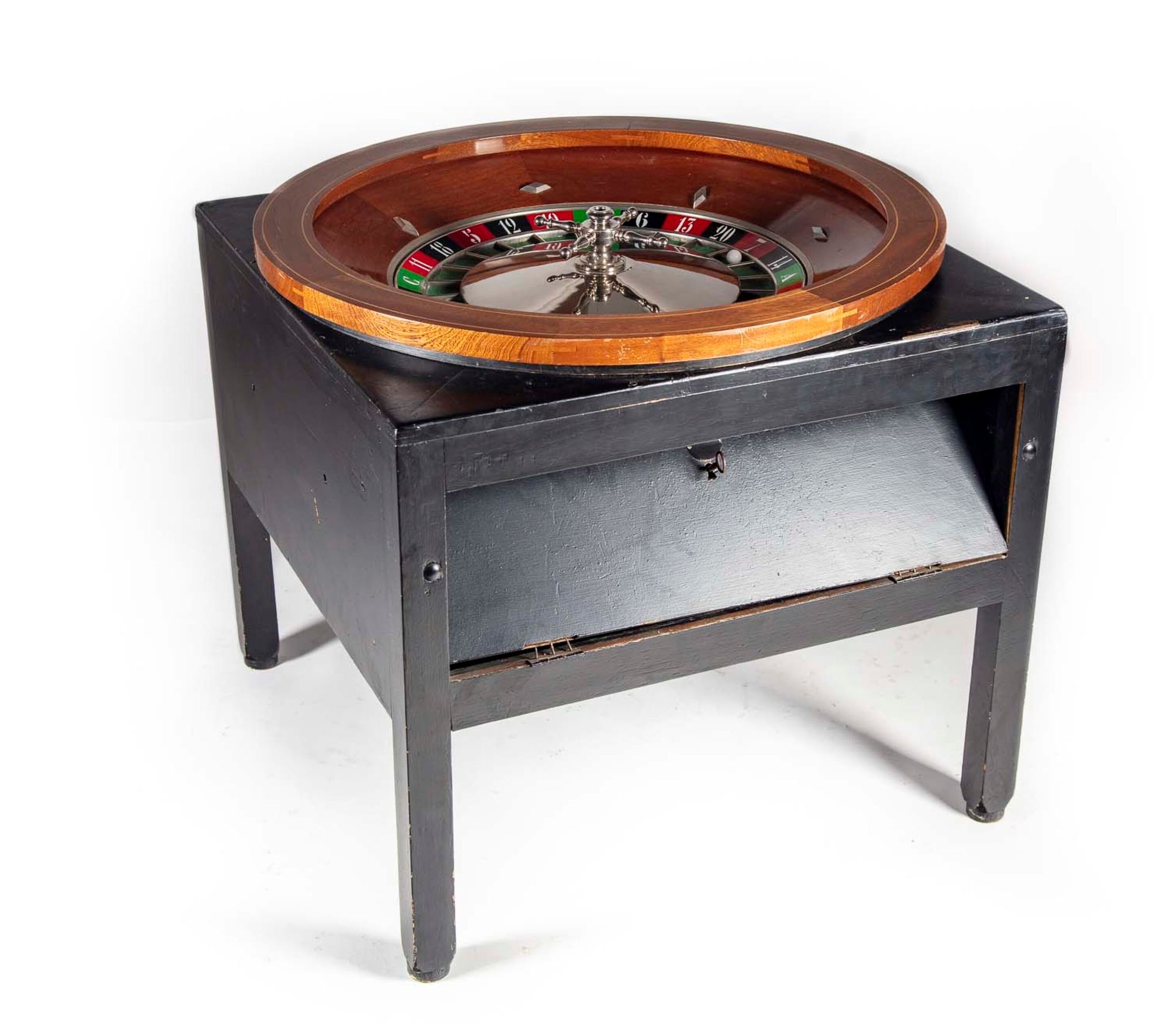 Null 古老的大型圆形赌场轮盘，用单板支撑在四个黑漆的脚上

H.74厘米；宽79厘米；长79厘米

小事故和磨损