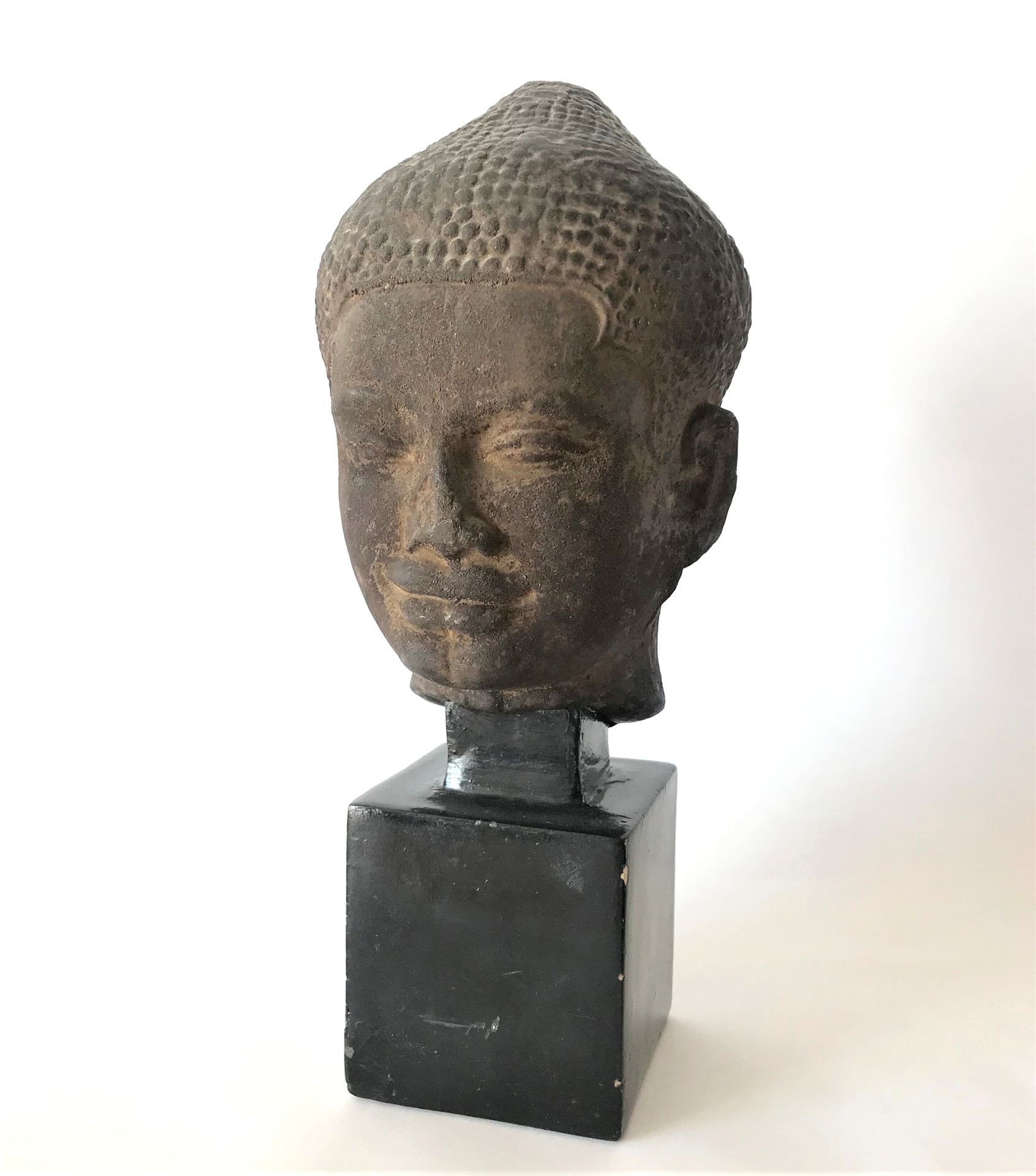 CAMBODGE CAMBODIA

Head of a character wearing a crown in patinated terracotta

&hellip;