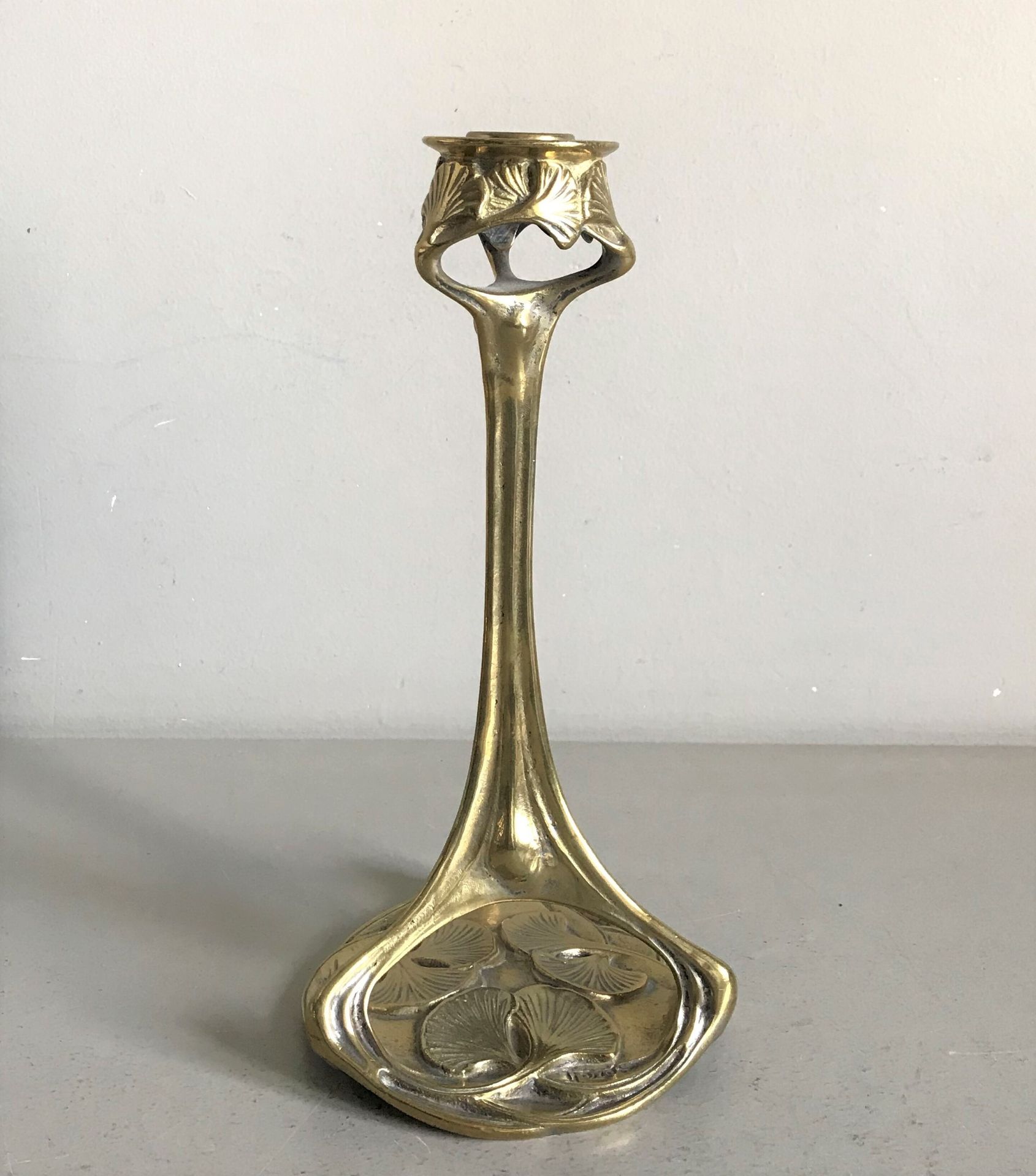 PAUL FOLLOT 保罗-福洛特(1877-1941)

鎏金铜烛台，模压，镂空，凿有新艺术风格的罂粟叶枝。

签名

H.25厘米