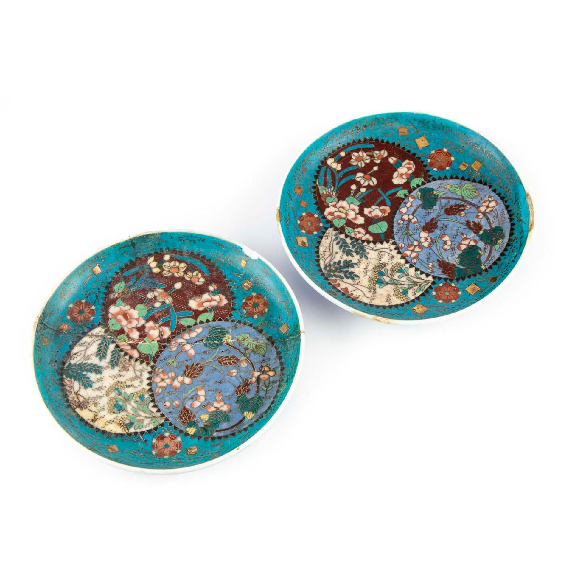 CHINE 中国（？

一对景泰蓝风格的金属镶嵌小瓷盘，带有花卉拼接装饰。

有八个字符的签名

D.18厘米

事故和修复