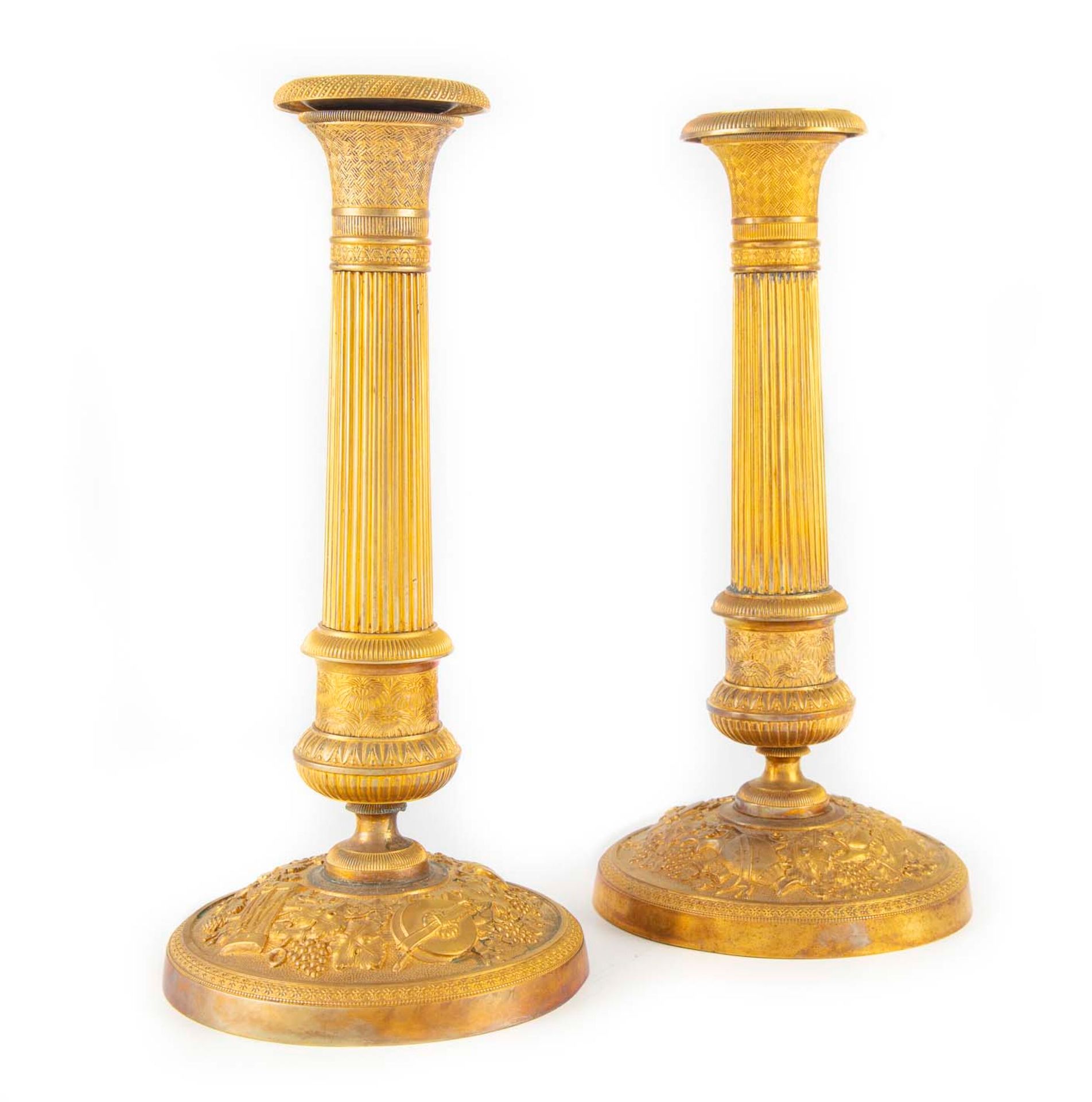 Null 一对鎏金青铜烛台，刻有丰富的叶子、辫子和说明葡萄酒的元素

19世纪中叶

H.24.5厘米