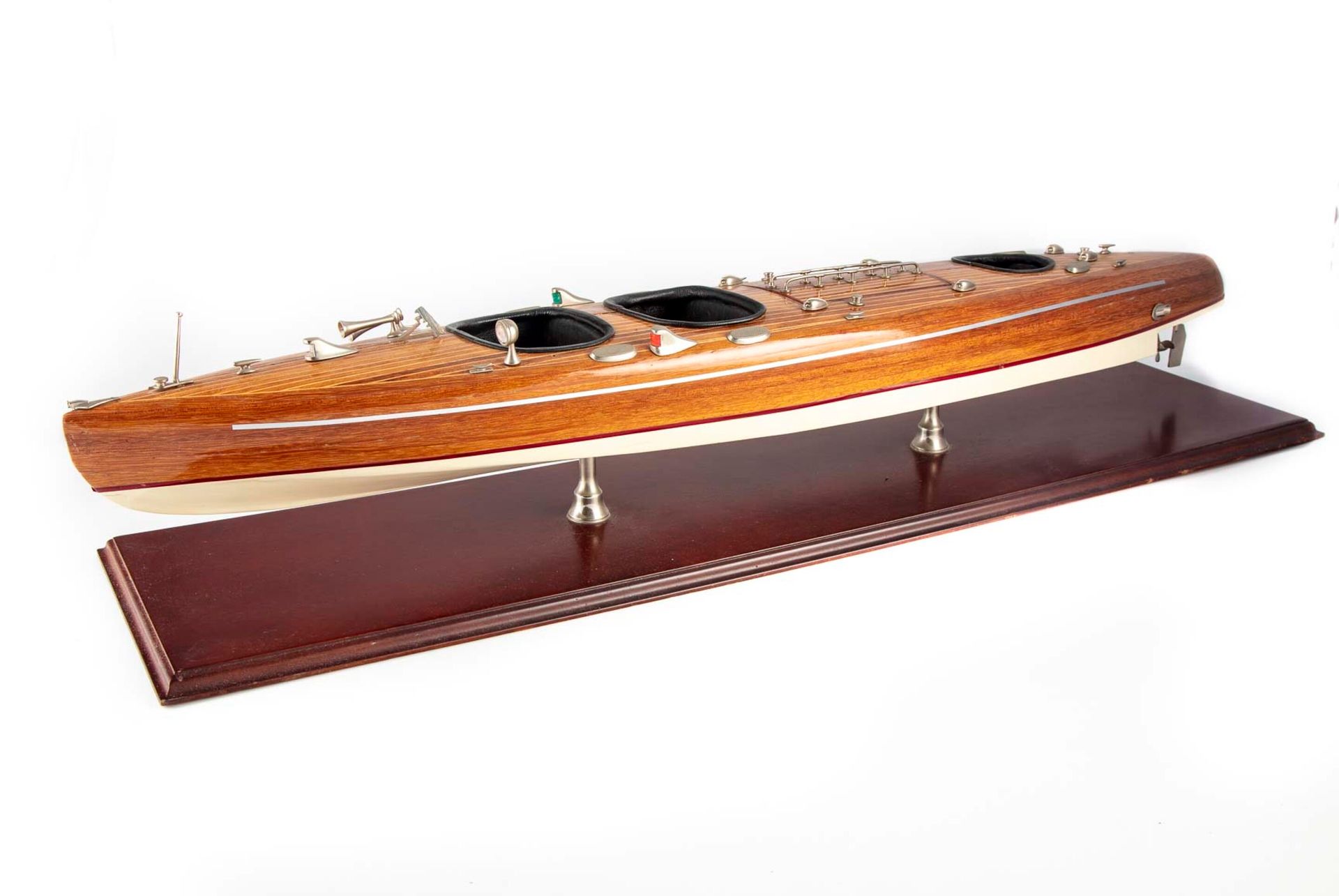 Null 木头和金属制成的大型快艇模型

以其为基础

H.14 cm; W. 79 cm; D. 15,5 cm

事故