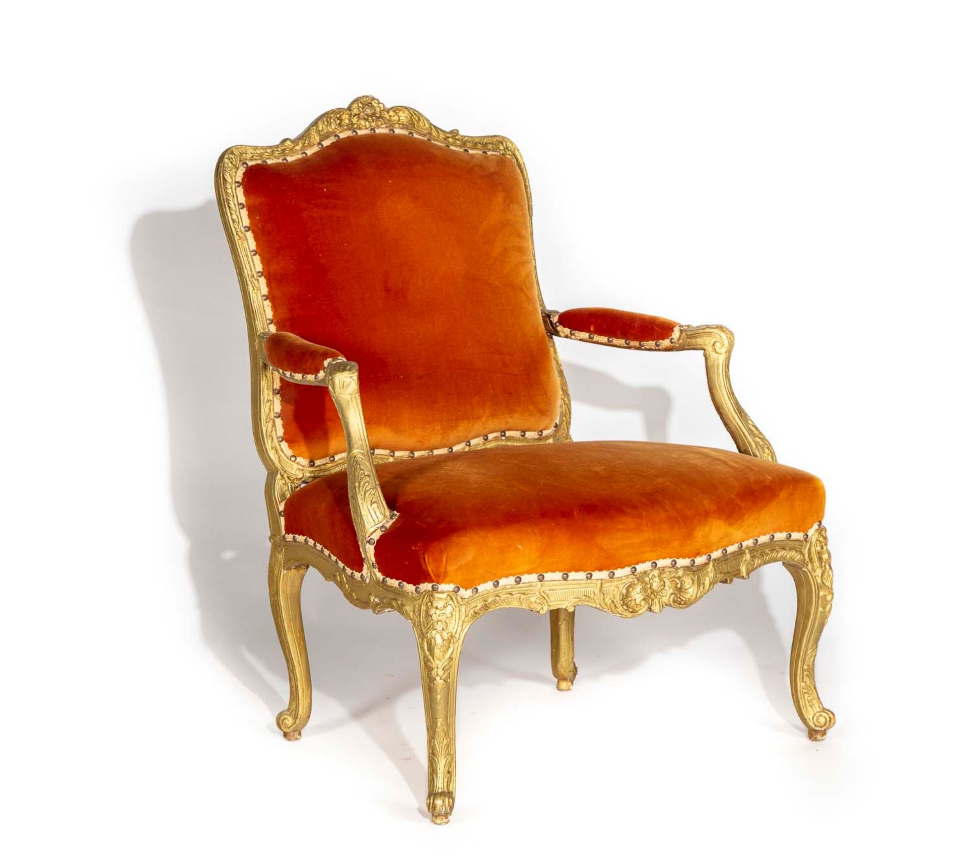 Null 雕刻和镀金的木制扶手椅，有平坦的靠背，装饰有叶子和罗盖尔的小图案

路易十五时期

H.96 cm; L. 76 cm

事故和修复