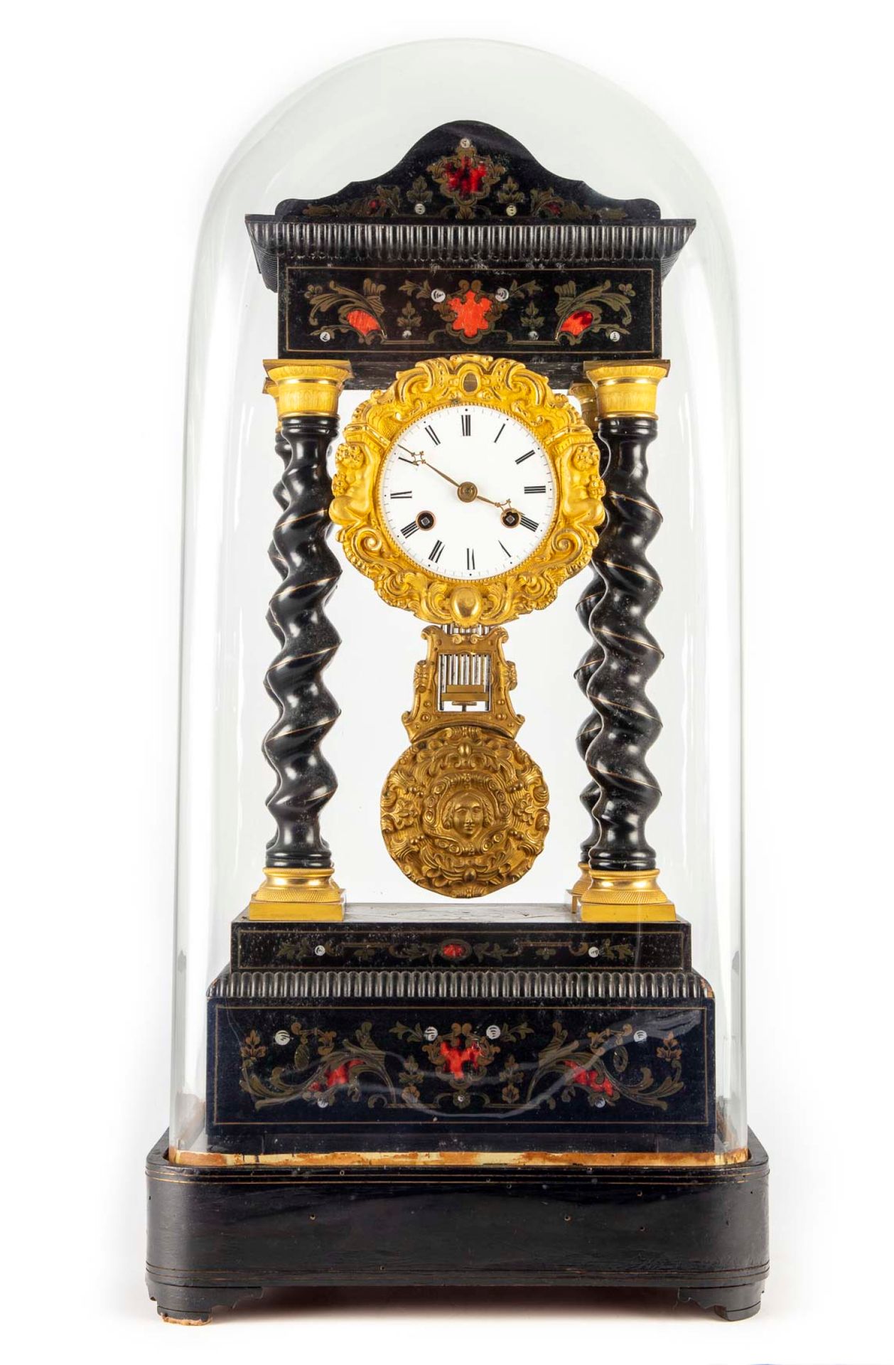 Null 玳瑁、黄铜和珍珠母镶嵌的时钟，有扭曲的柱子；（在一个地球仪下）。

19世纪中叶

H.63厘米；宽：29厘米；深：19厘米

事故和丢失的零件