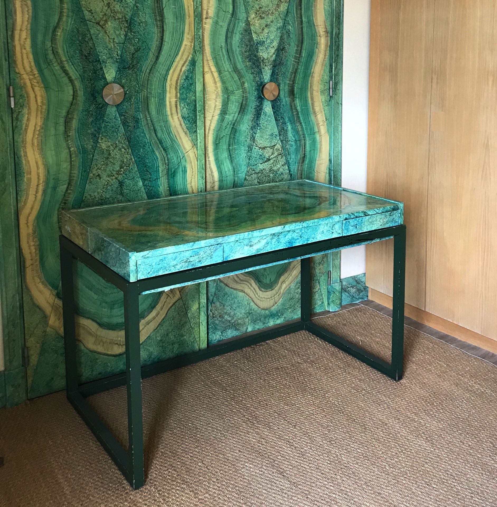 Maison JANSEN 
归功于盖伊-勒菲弗尔为詹森之家所做的作品

仿孔雀石开口的单板书桌，正面有两个抽屉，侧面有两个抽屉，油漆木腿

H.76厘米；宽1&hellip;