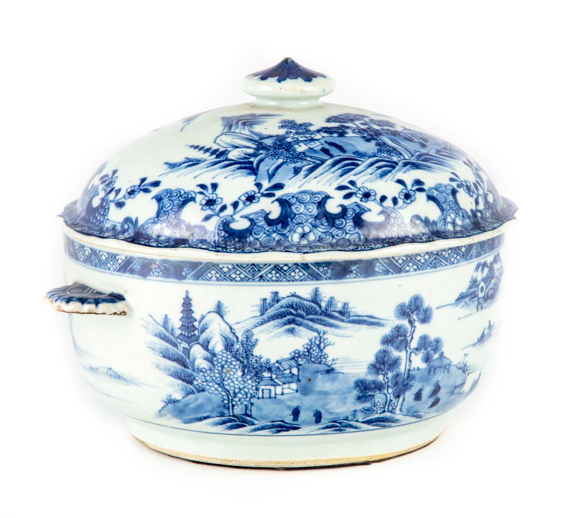 CHINE 
CHINA





A round covered porcelain tureen with blue monochrome decorati&hellip;
