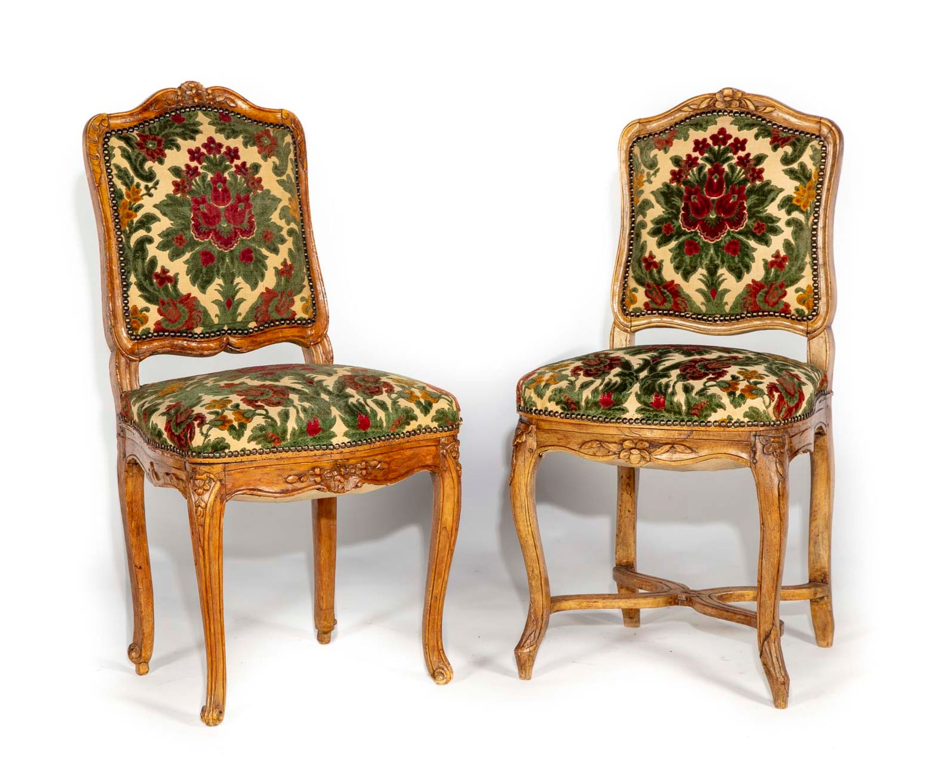 Null Pair of carved wood chairs with flat back, resting on cambered legs joined &hellip;