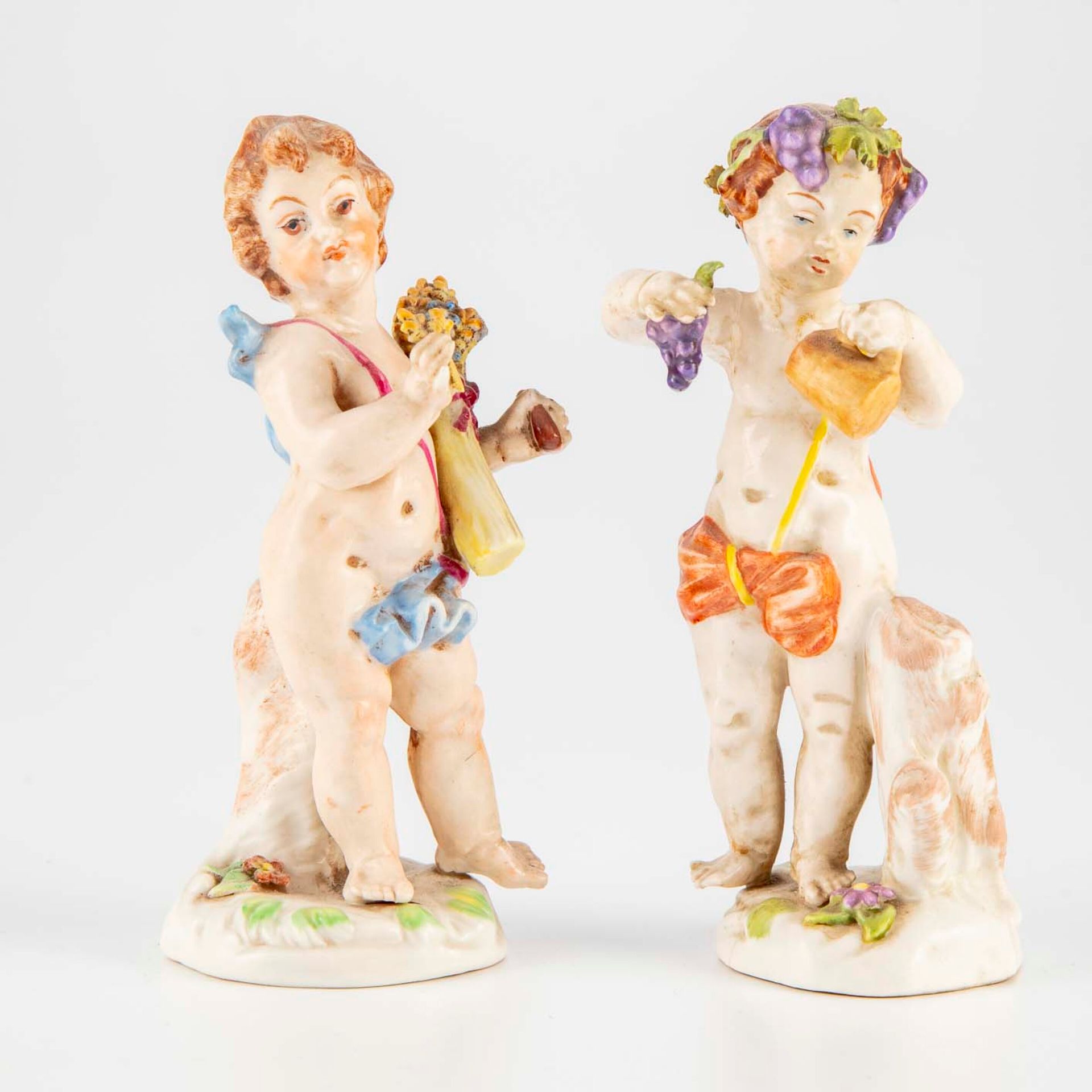 NAPLES 那不勒斯（类似于

两件表现秋天和夏天的爱情寓言的瓷器雕像

19世纪末

H.12厘米

小碎片