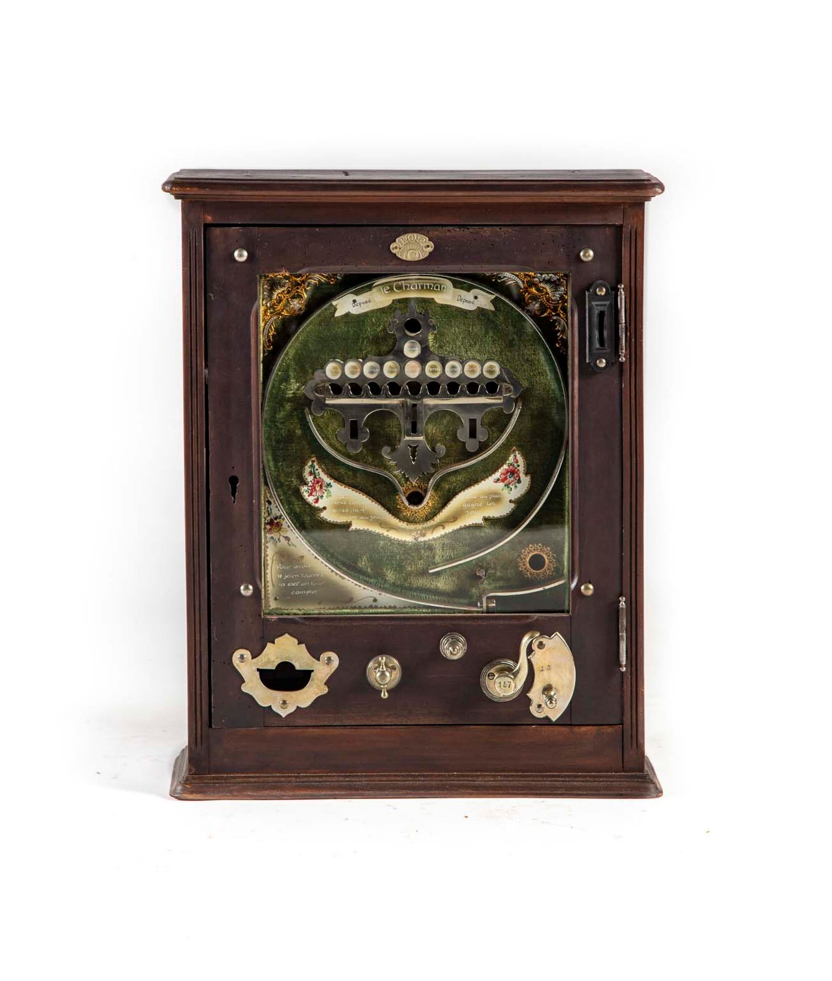 Null Wandmontierter Spielautomat mit Kugel "Le Charmant

Hat ein Schild "1913 Ve&hellip;