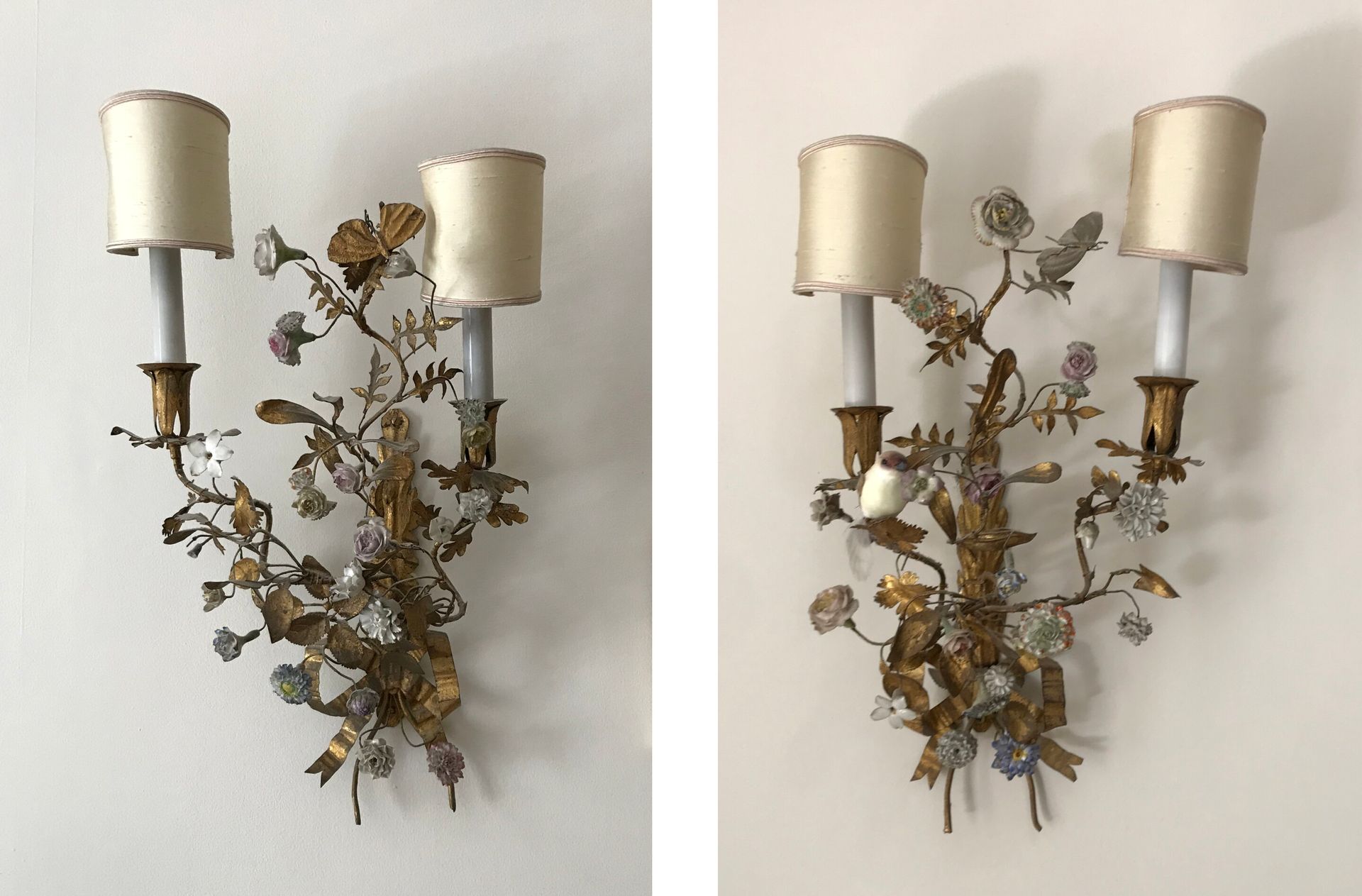 Null 
Paar zweiarmige Wandleuchter in und Porzellan Blumen

Stil des 18. Jahrhun&hellip;