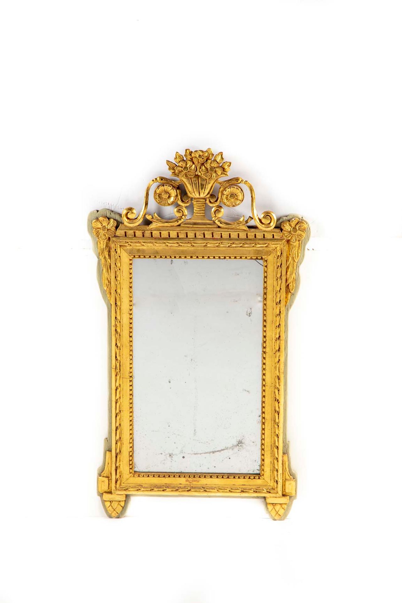 Null Small mirror in gilded lacquered wood, pediment with an openwork basket of &hellip;