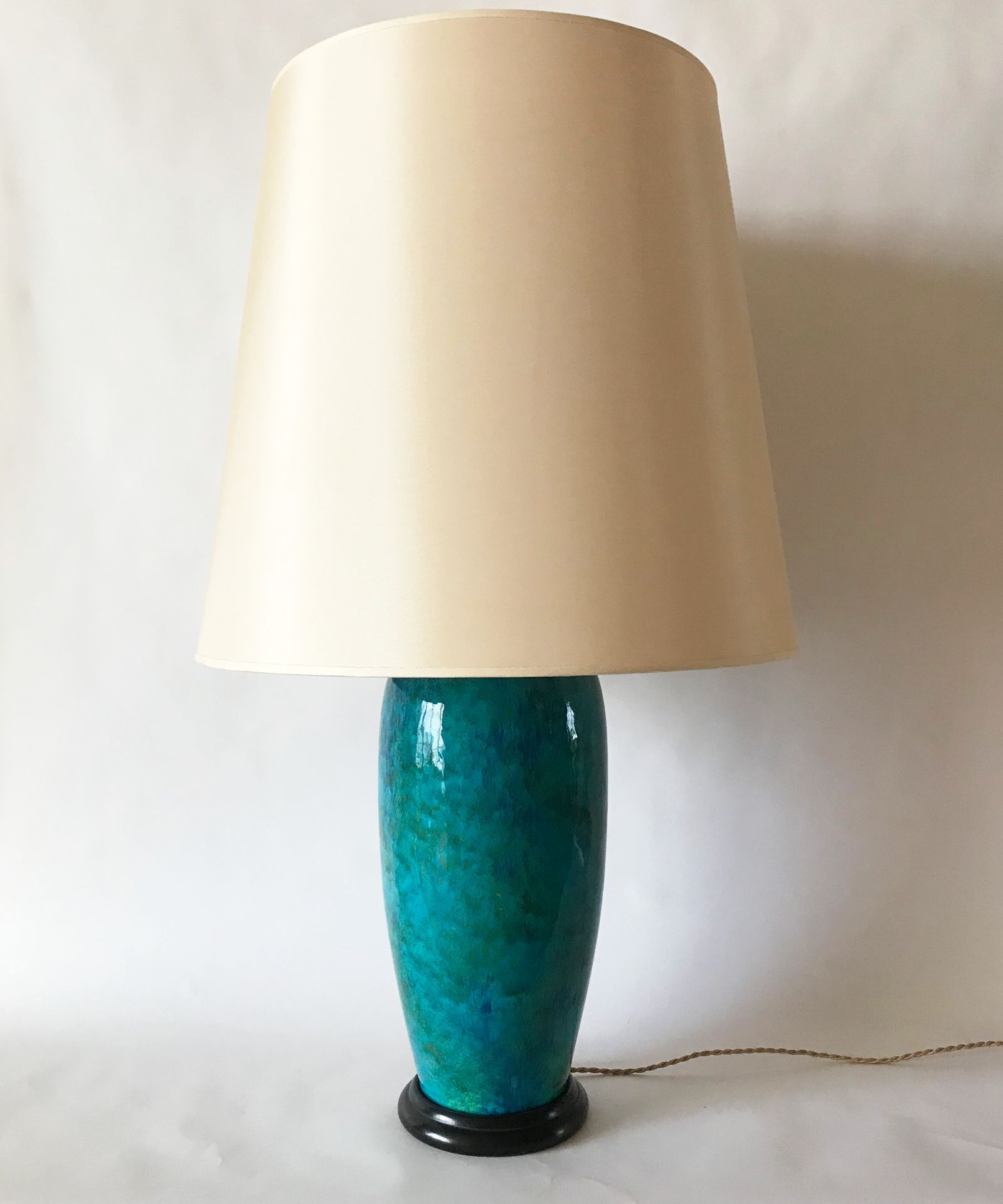 CHINE 中国

粉蓝色釉面陶瓷卵形花瓶

安装为灯

木质底座

H.35厘米