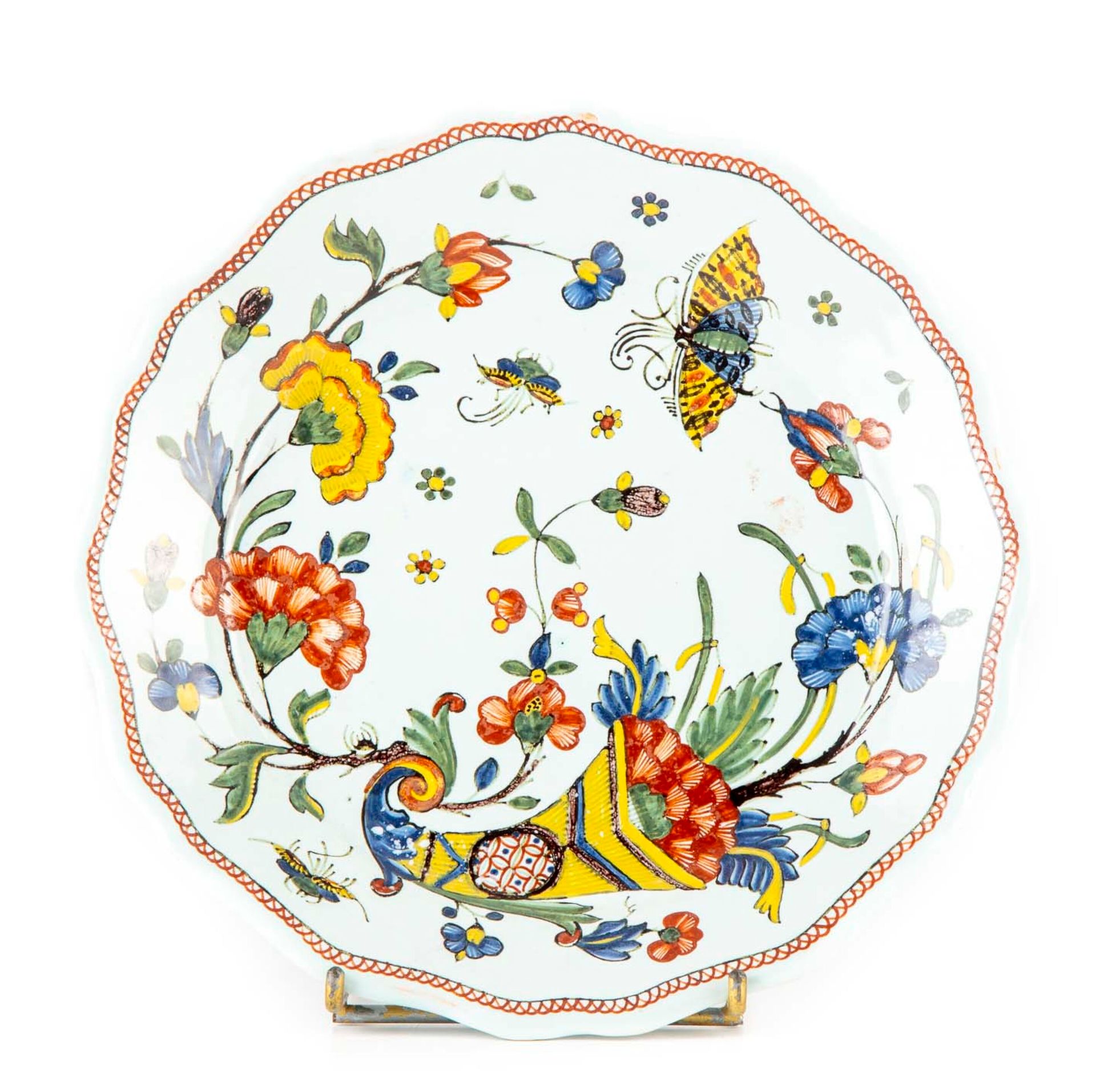 ROUEN ROUEN制造 - 十八世纪

两个带扇形边缘的陶制盘子，上面装饰着玉米花和蝴蝶

D.24厘米