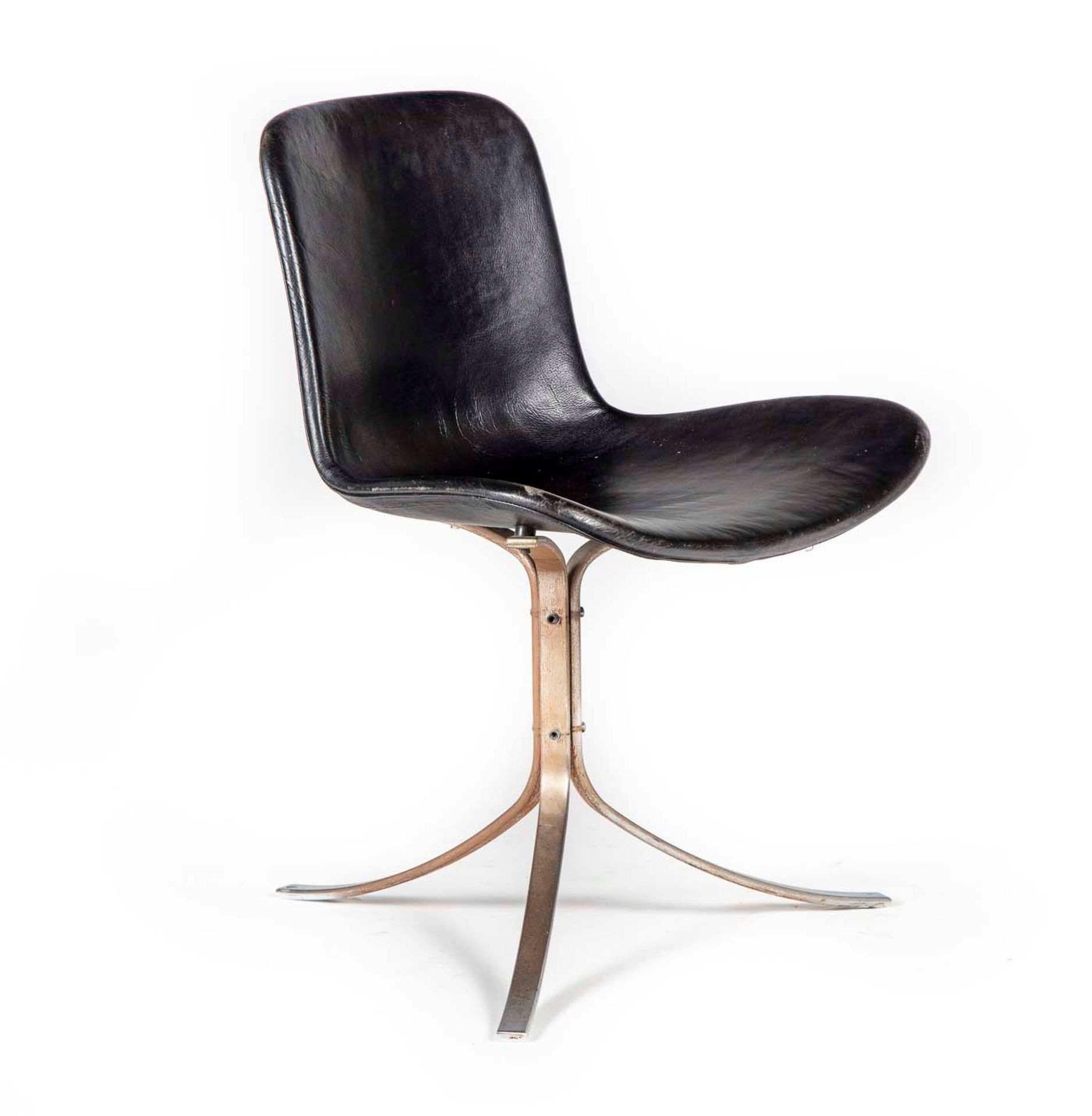 Null 椅子上有黑色皮革装饰的座椅，放在一个钢制的十字底座上

约1970年