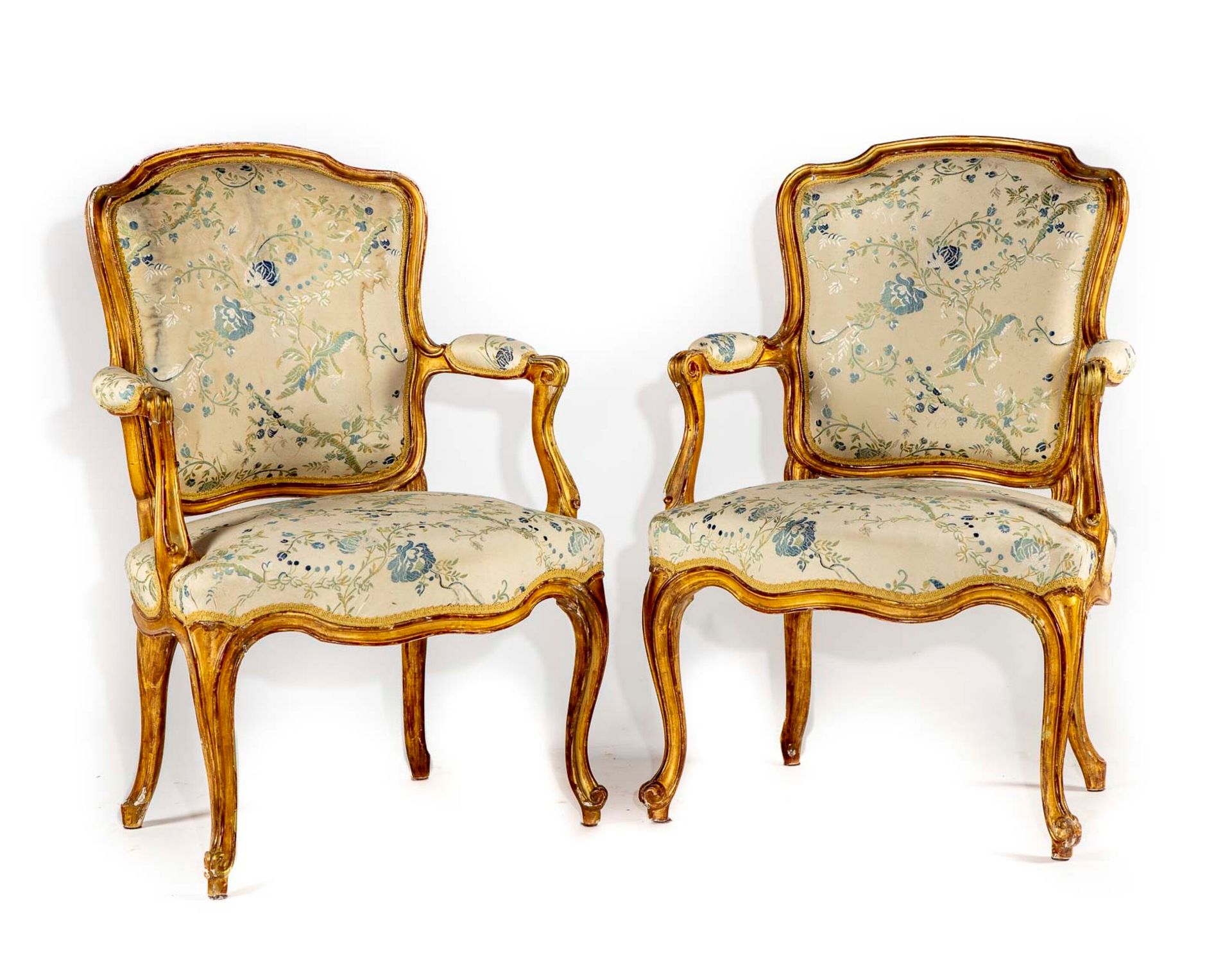 Null 一对镀金的木质扶手椅，有卡布利奥的靠背，靠在弯曲的腿上

路易十五时期

H.88厘米；宽60厘米

损坏和丢失的部件