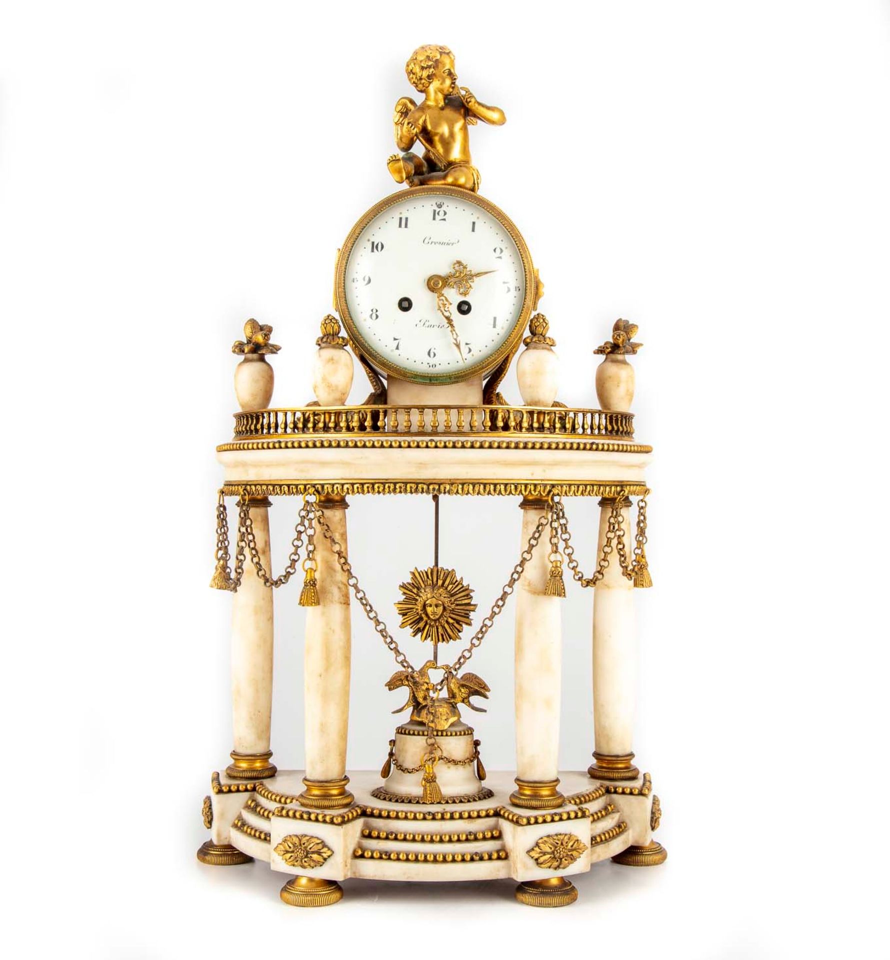 Null 鎏金青铜和白色大理石钟，表盘放在一个带有柱子和链子的夹板上，表盘上刻有Cronier，上面有一个爱的图案。

路易十六风格，19世纪

高：57厘米；&hellip;