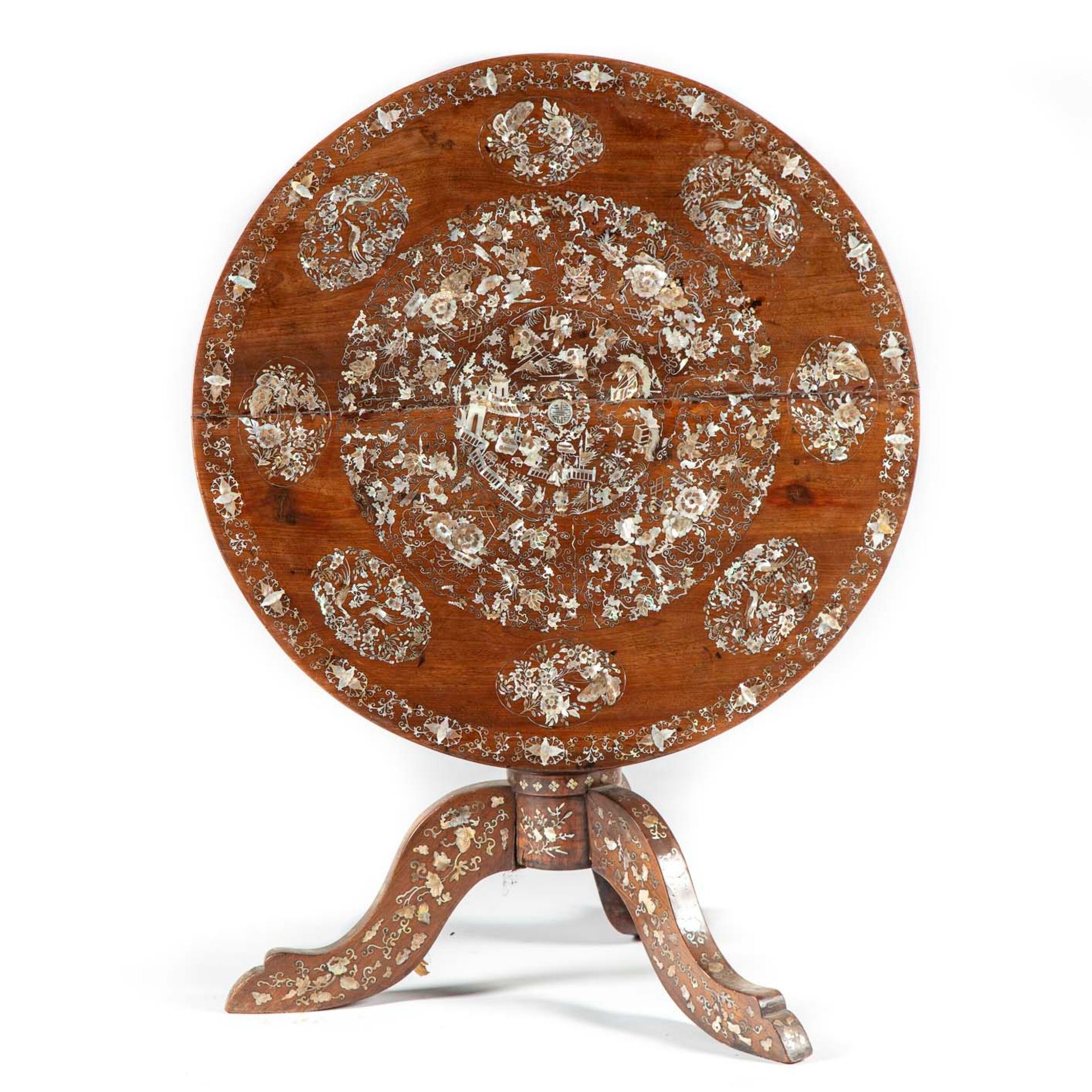 Null 美丽的异国情调的木质基座桌，镶嵌着珍珠母图案，代表着花和鸟的框架，中央的风景，放在一个转过来的直立的三条活动腿上。

可能是印度支那的作品

H.67&hellip;