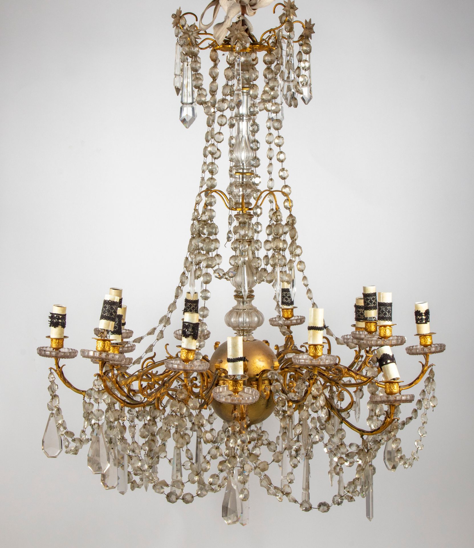 Null Important chandelier with glass structure and gilded metal sphere with many&hellip;