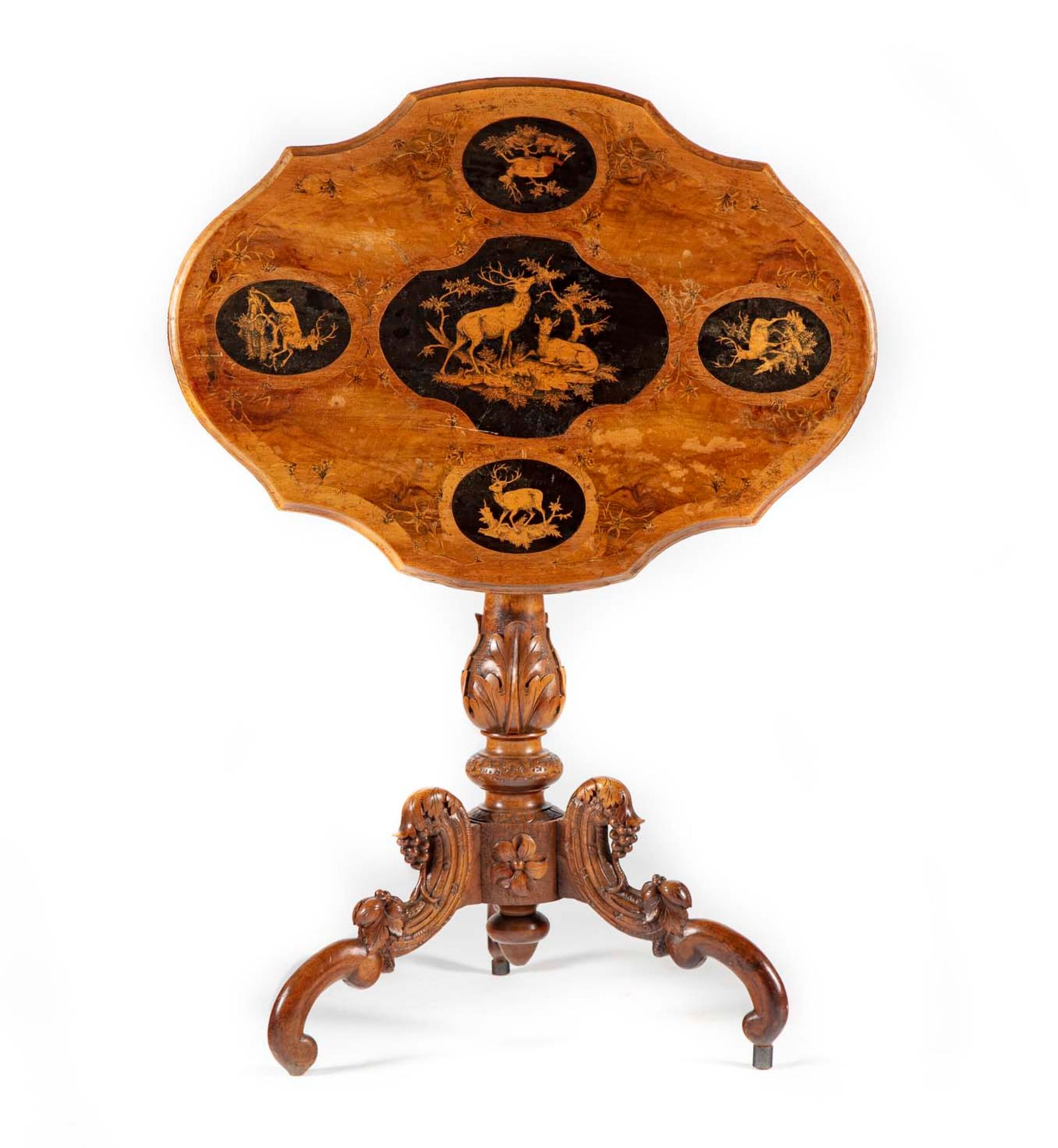 Null 小提琴基座桌，中央有一个雕刻和模制的三脚架轴，顶部装饰有鹿和鹿的镶嵌图案

东方工作

19世纪